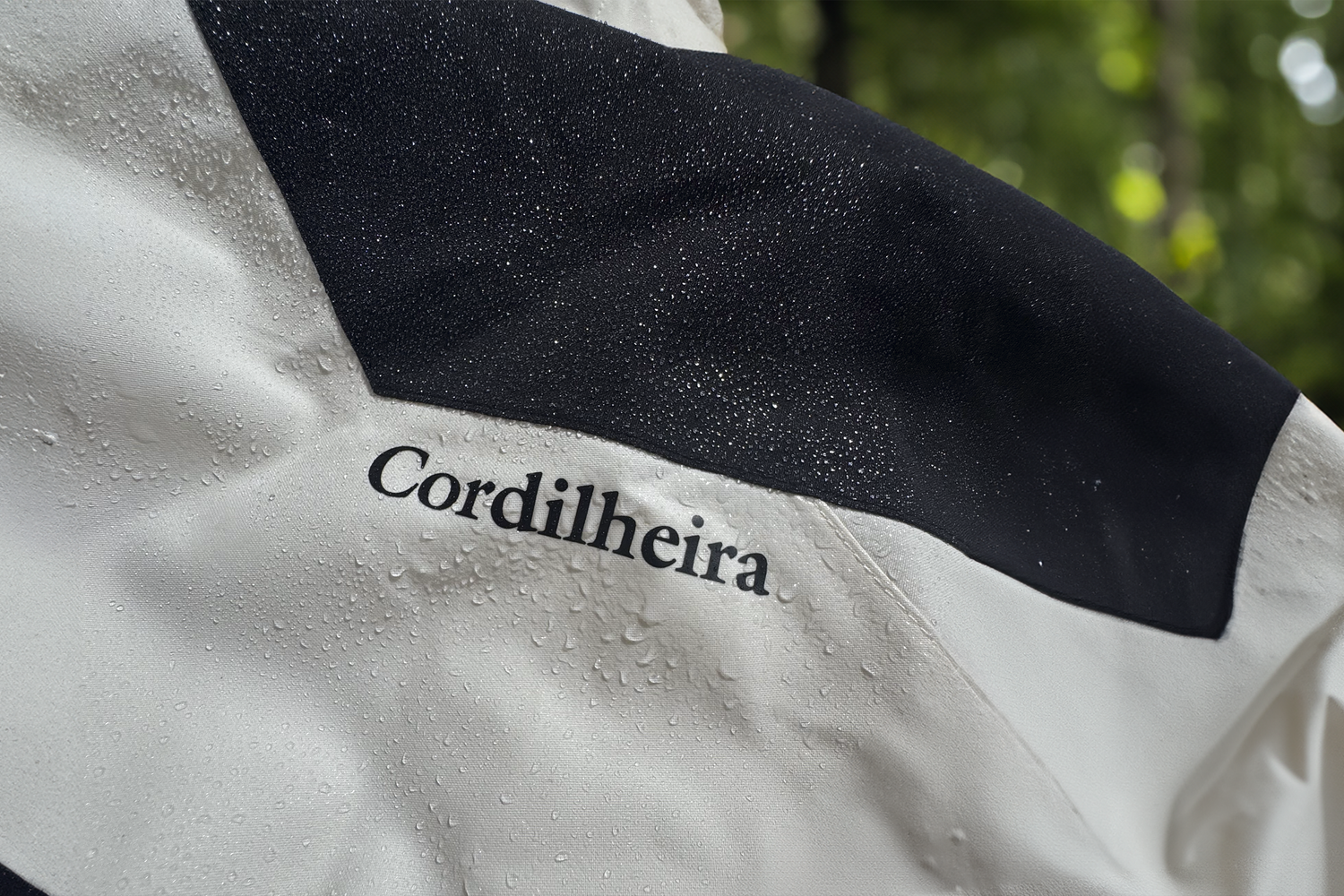 Como Funcionam as Jaquetas Impermeáveis: O Que as Torna Realmente à Prova D'Água