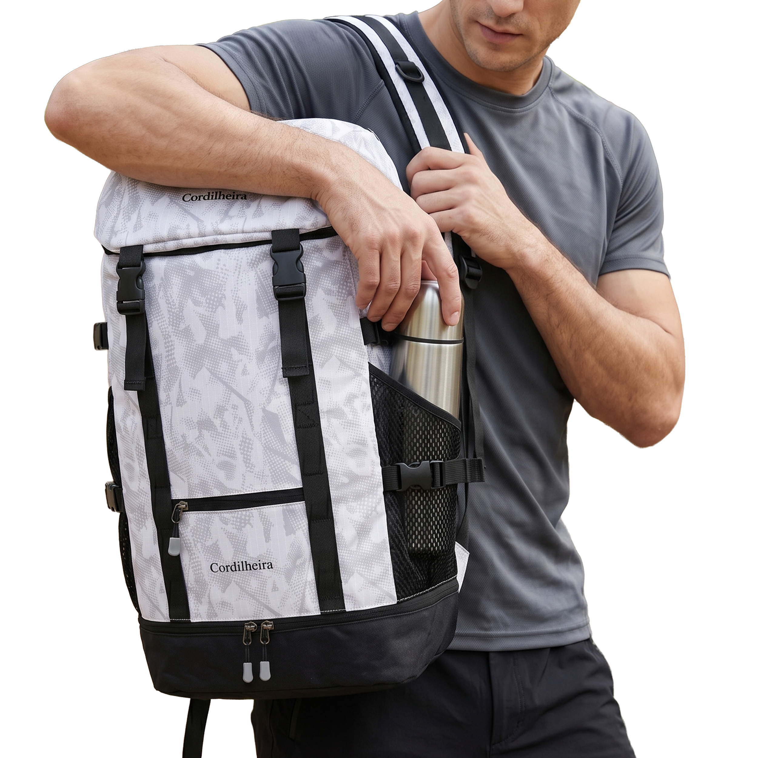 Bolsa preta da Marca Cordilheira para camping e trilha, uma Roupa e acessório outdoor de Boa resistência e acabamento Confiável.