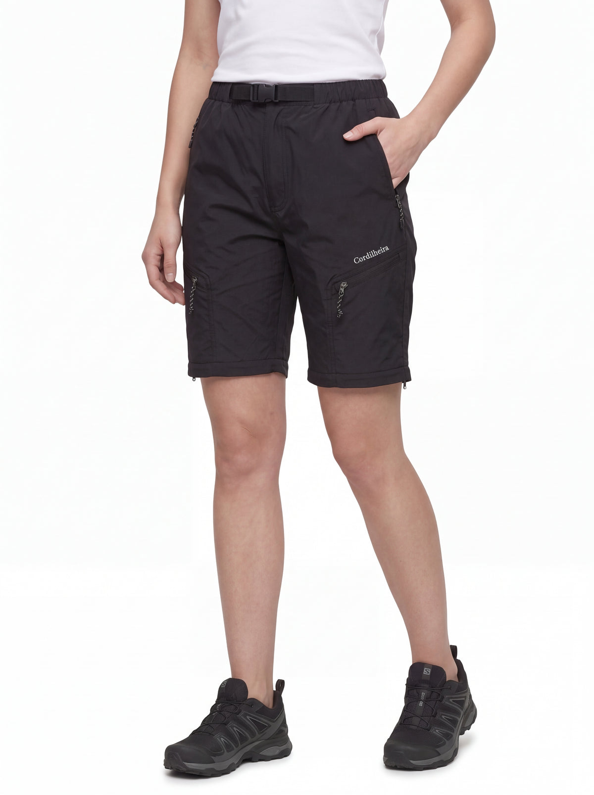 Modelo ajustando a Calça 2 em 1 Cordilheira Canopy Feminina com logo em destaque, Roupa da Marca Cordilheira com Boa qualidade, resistência e acabamento Confiável para trekking.