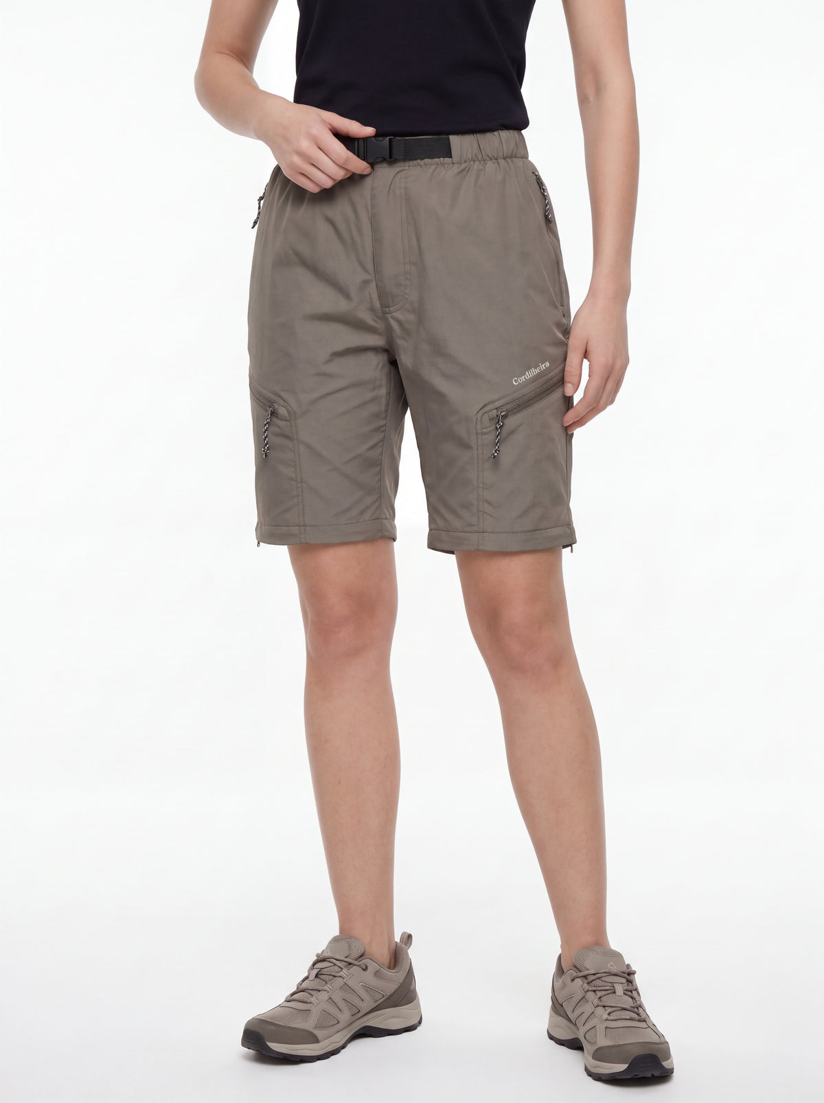 Modelo ajustando a Calça 2 em 1 Cordilheira Canopy Feminina, Roupa da Marca Cordilheira com Boa qualidade, resistência e modelagem Confiável para trilhas e atividades ao ar livre.