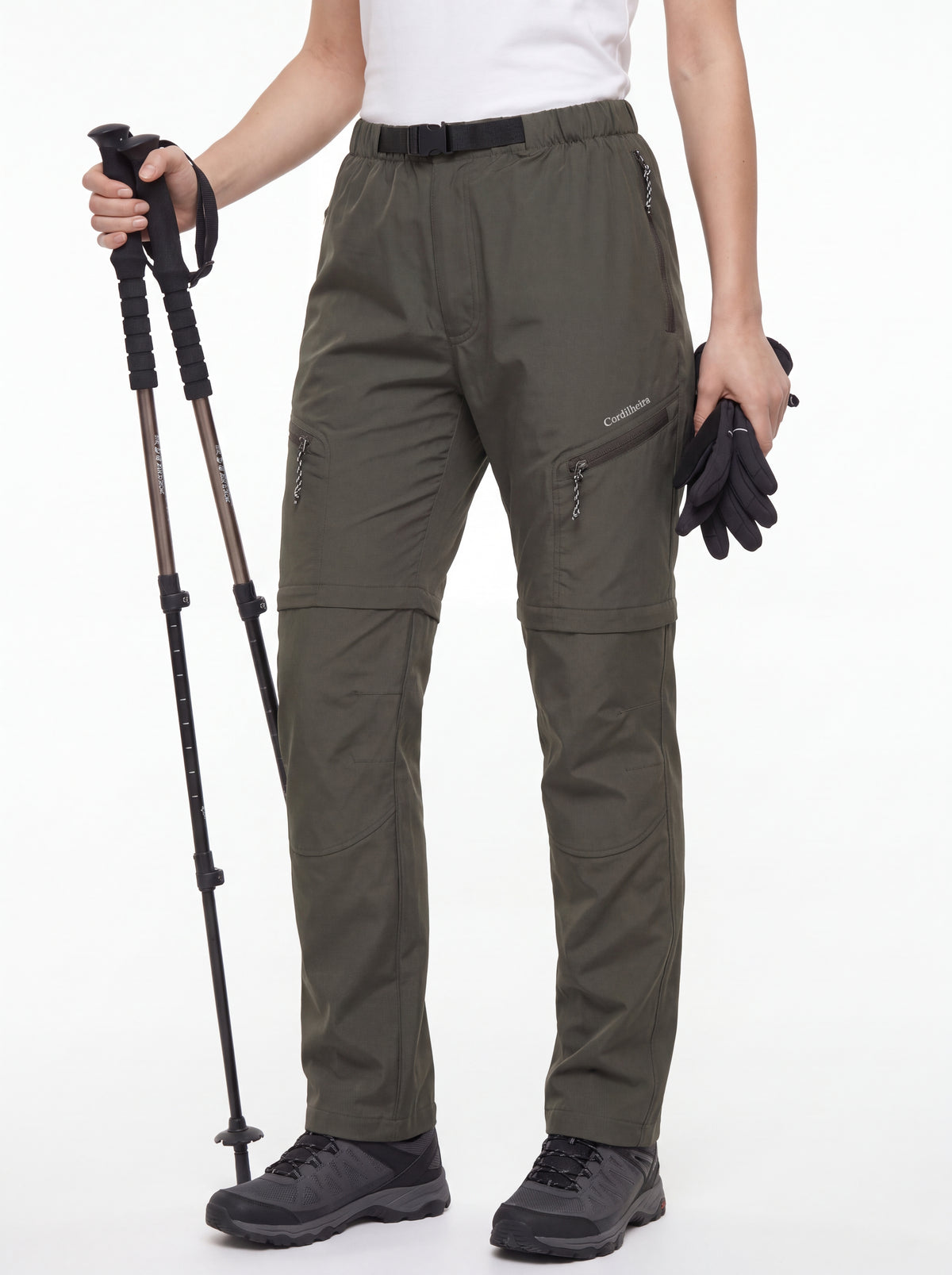 Modelo com equipamento de hiking usando Calça 2 em 1 Cordilheira Canopy Feminina, Roupa da Marca Cordilheira com Boa resistência, qualidade e desempenho Confiável para trilhas e aventuras outdoor.
