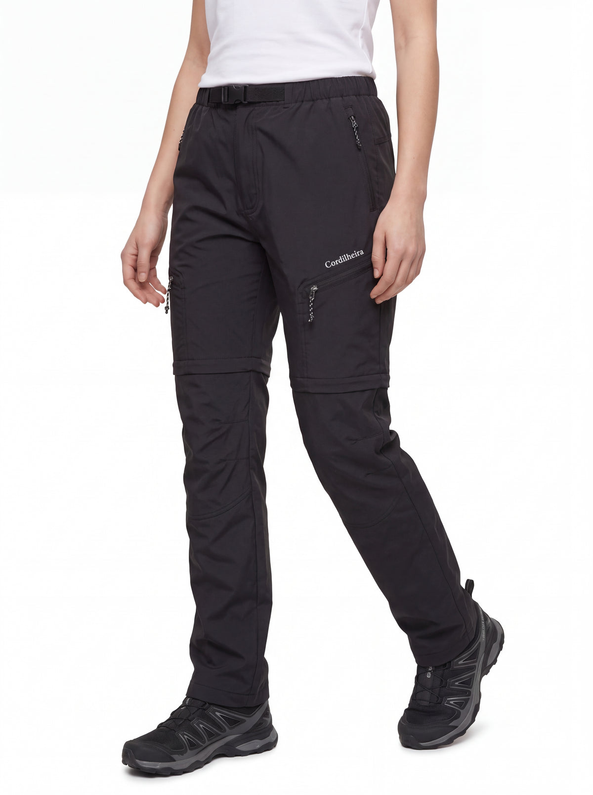 Modelo usando Calça 2 em 1 Cordilheira Canopy Feminina em fundo branco, Roupa da Marca Cordilheira com Boa qualidade, resistência e acabamento Confiável para atividades ao ar livre.