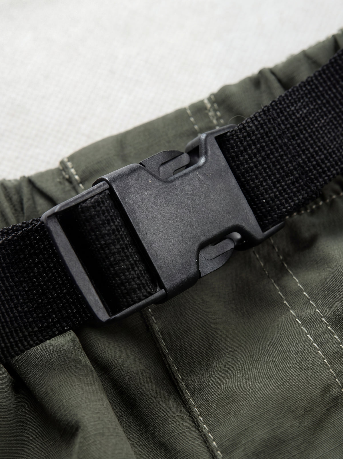 Detalhe do tecido da Calça 2 em 1 Cordilheira Canopy Feminina, Roupa da Marca Cordilheira com Boa resistência, qualidade e proteção Confiável para trilhas e uso outdoor.
