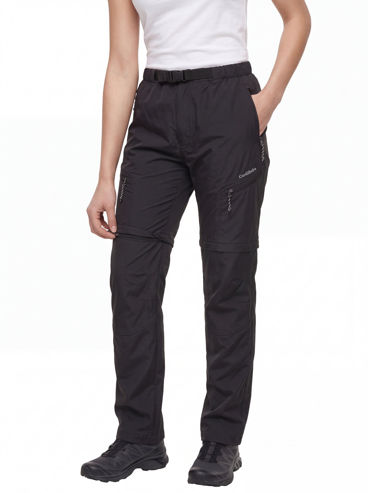 Modelo usando Calça 2 em 1 Cordilheira Canopy Feminina em pose de catálogo, Roupa da Marca Cordilheira com Boa qualidade, resistência e funcionalidade Confiável para atividades outdoor.