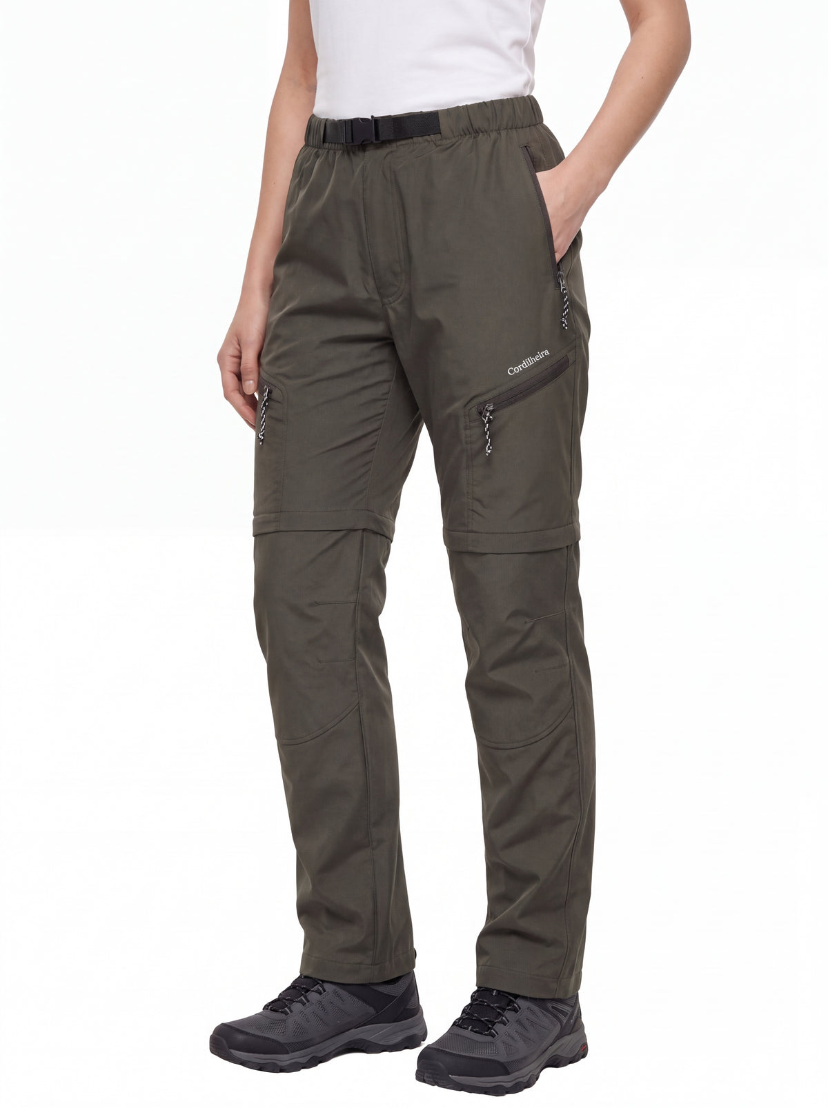 Modelo usando Calça 2 em 1 Cordilheira Canopy Feminina em pose outdoor, Roupa da Marca Cordilheira com Boa qualidade, resistência e proteção Confiável para hiking e trekking.