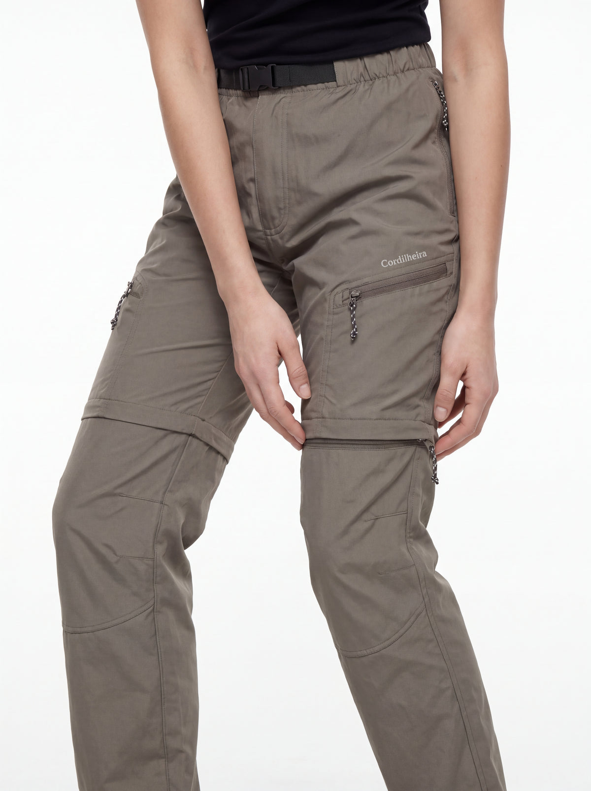 Modelo posando com Calça 2 em 1 Cordilheira Canopy Feminina, Roupa da Marca Cordilheira com Boa resistência, qualidade e desempenho Confiável para hiking e trekking.
