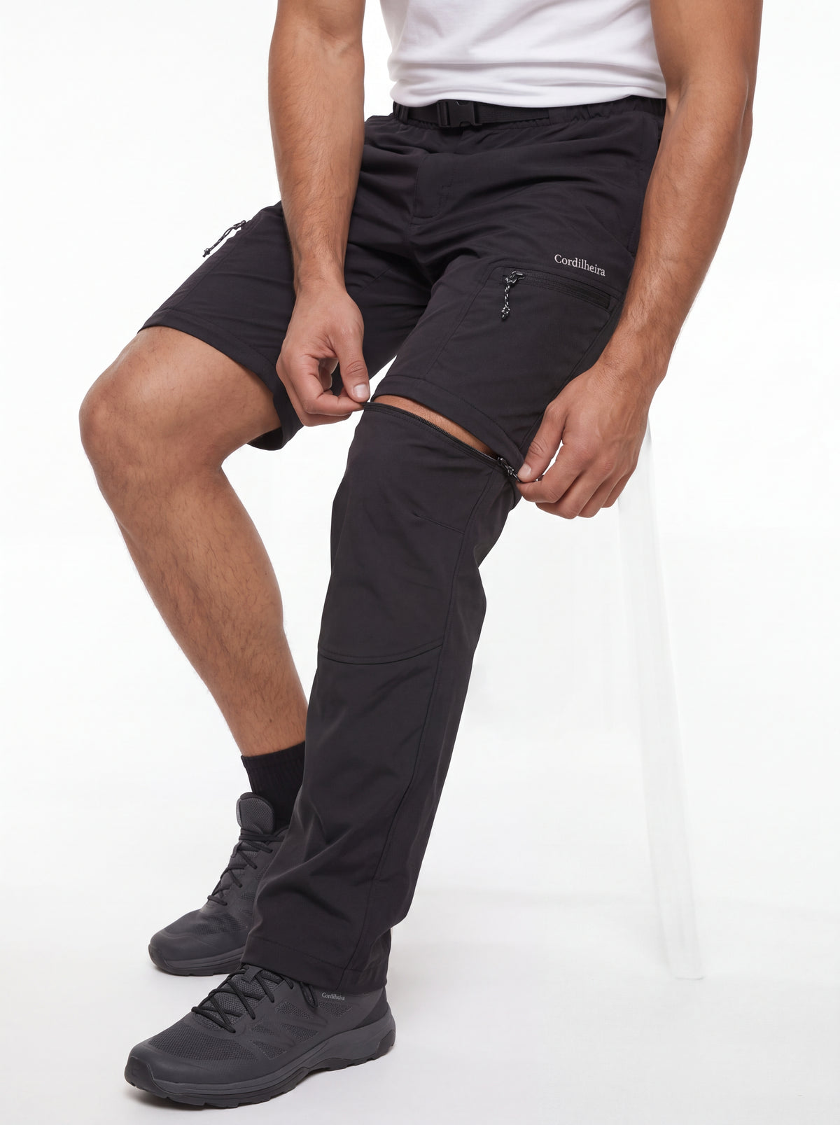 Modelo removendo a parte conversível da Calça 2 em 1 Cordilheira Canopy Masculina pelo zíper, Roupa da Marca Cordilheira com Boa resistência, versatilidade e funcionalidade Confiável para trilhas.
