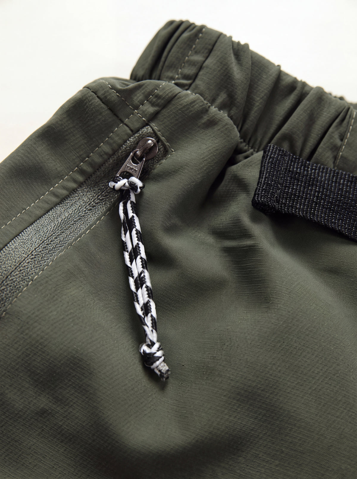 Detalhe da Calça 2 em 1 Cordilheira Canopy Masculina, Roupa da Marca Cordilheira com Boa qualidade, resistência e acabamento Confiável para uso outdoor, trekking e aventuras.