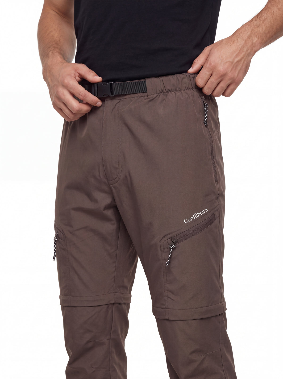 Modelo usando Calça 2 em 1 Cordilheira Canopy Masculina em pose de hiking, Roupa da Marca Cordilheira com Boa qualidade, resistência e proteção Confiável para trilhas e trekking.