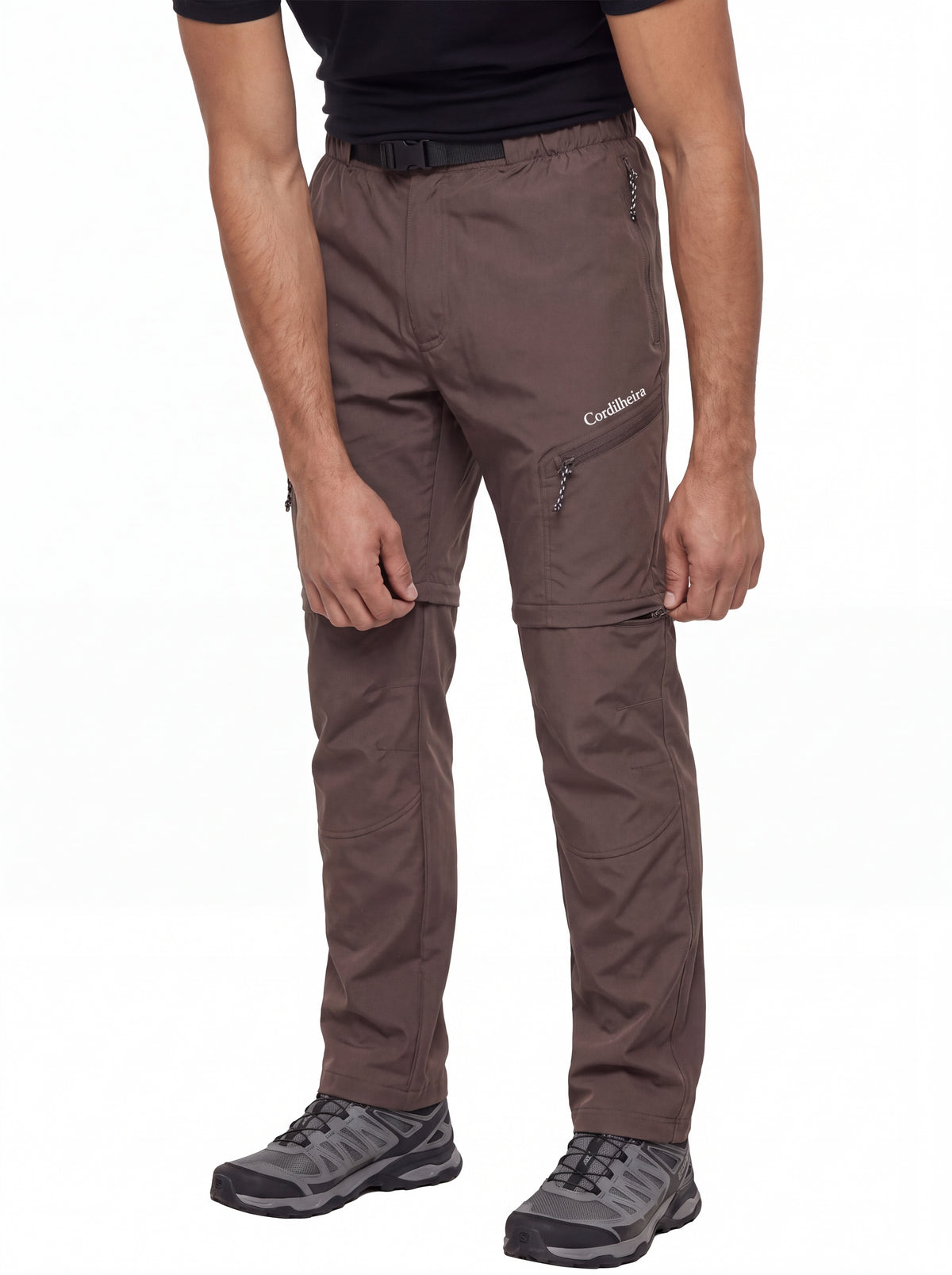 Modelo posando com Calça 2 em 1 Cordilheira Canopy Masculina, Roupa da Marca Cordilheira com Boa resistência, qualidade e proteção Confiável para trekking e atividades outdoor.