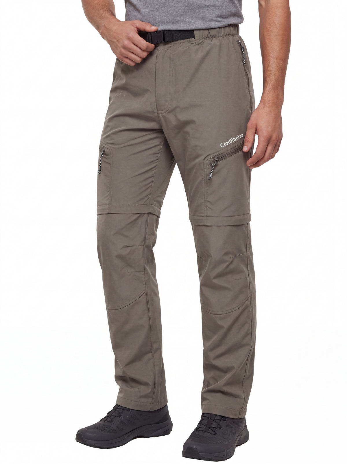 Modelo posando com Calça 2 em 1 Cordilheira Canopy Masculina, Roupa da Marca Cordilheira com Boa qualidade, resistência e acabamento Confiável para hiking e uso outdoor.