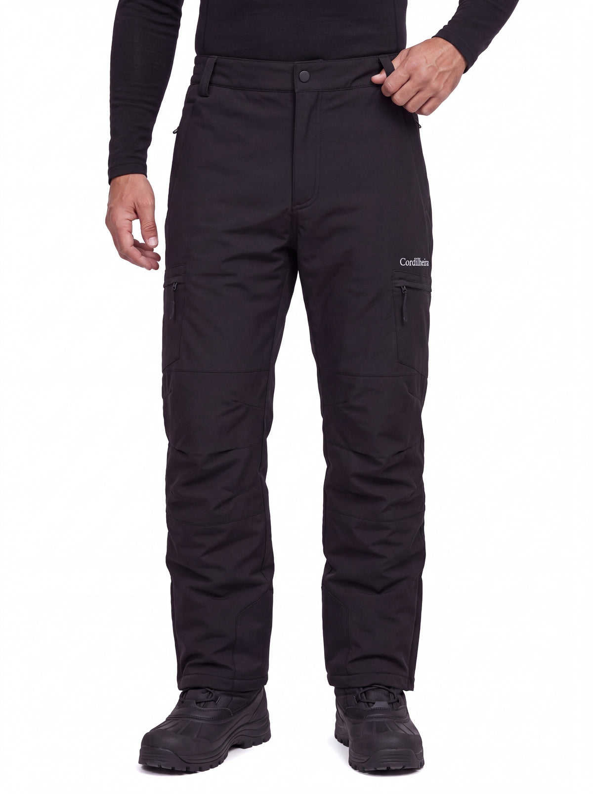 Modelo usando Calça 2 em 1 Cordilheira Layers Masculina em pose frontal, Roupa da Marca Cordilheira com Boa impermeabilidade, qualidade e proteção Confiável para neve.