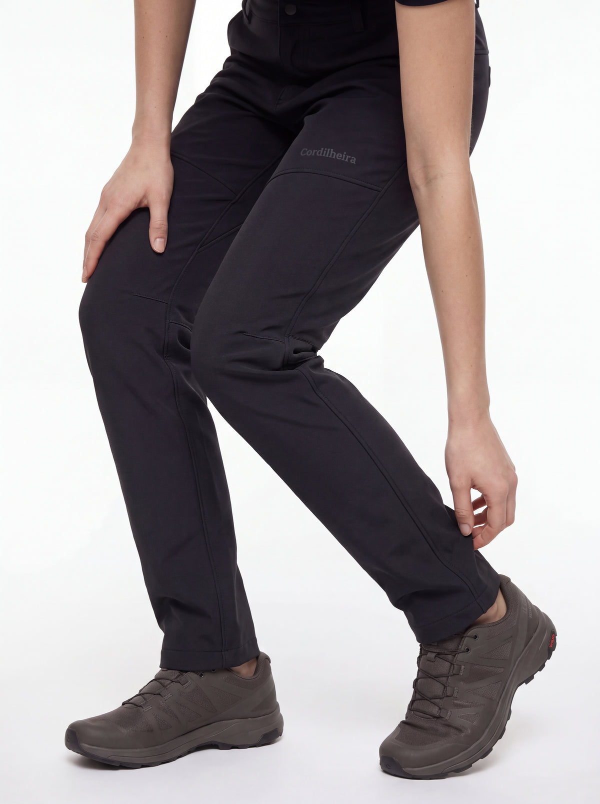 Modelo interagindo com os detalhes da Calça Cordilheira Hiking Impermeável Feminina, Roupa da Marca Cordilheira com Boa qualidade, resistência e funcionalidade Confiável para trekking e atividades ao ar livre.