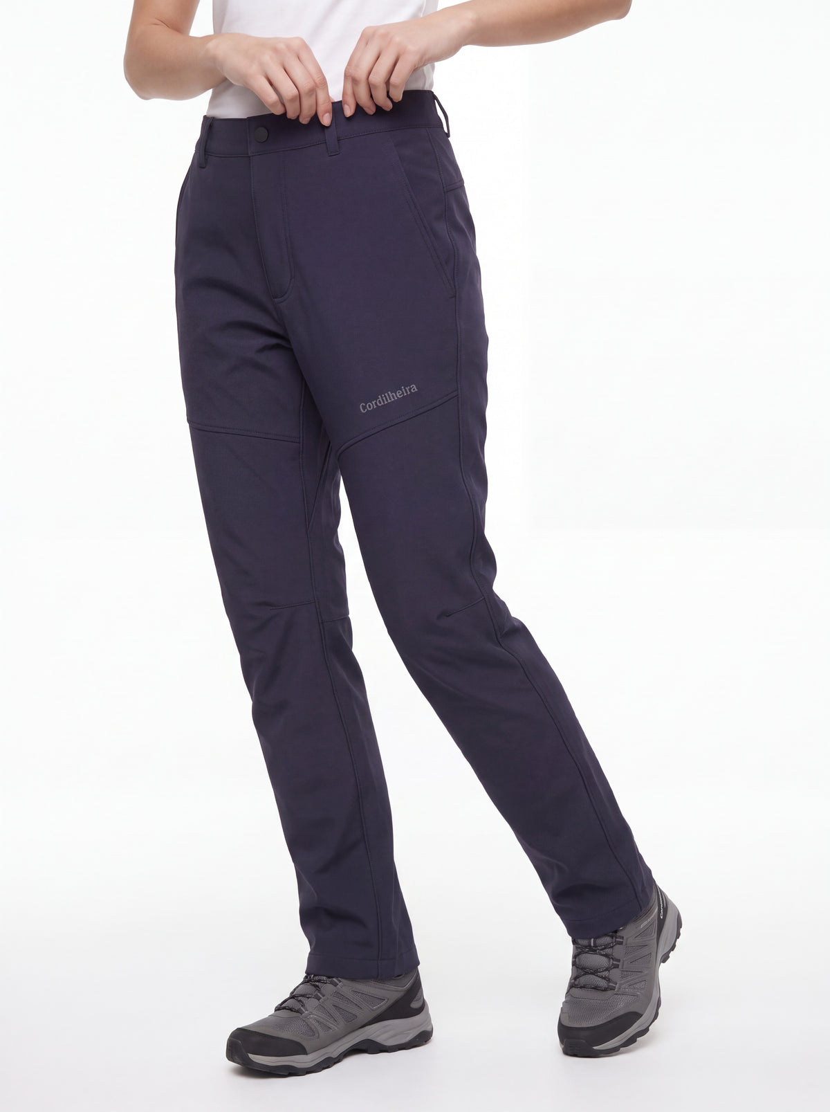 Modelo interagindo com a Calça Cordilheira Hiking Impermeável Feminina, Roupa da Marca Cordilheira com Boa qualidade, resistência e proteção Confiável para trilhas, trekking e atividades ao ar livre.