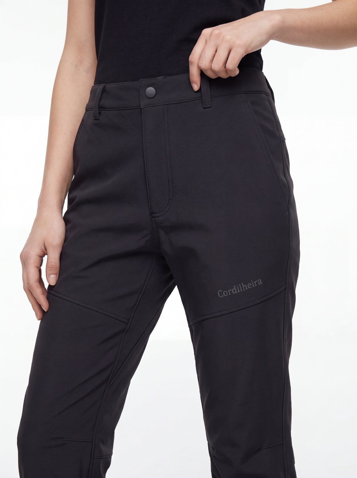 Modelo interagindo com a Calça Cordilheira Hiking Impermeável Feminina, Roupa da Marca Cordilheira com Boa resistência, qualidade e desempenho Confiável para hiking e trekking.