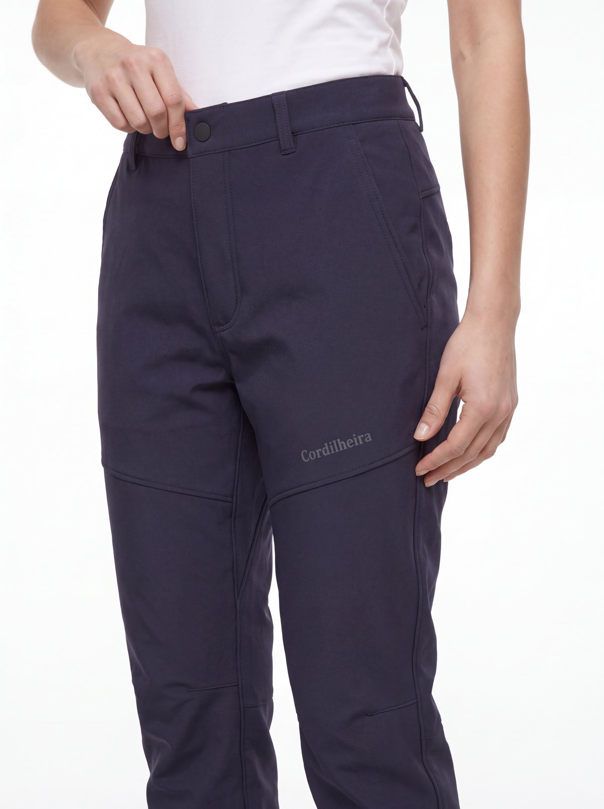 Modelo interagindo com a Calça Cordilheira Hiking Impermeável Feminina, Roupa da Marca Cordilheira com Boa resistência, qualidade e acabamento Confiável para atividades ao ar livre.