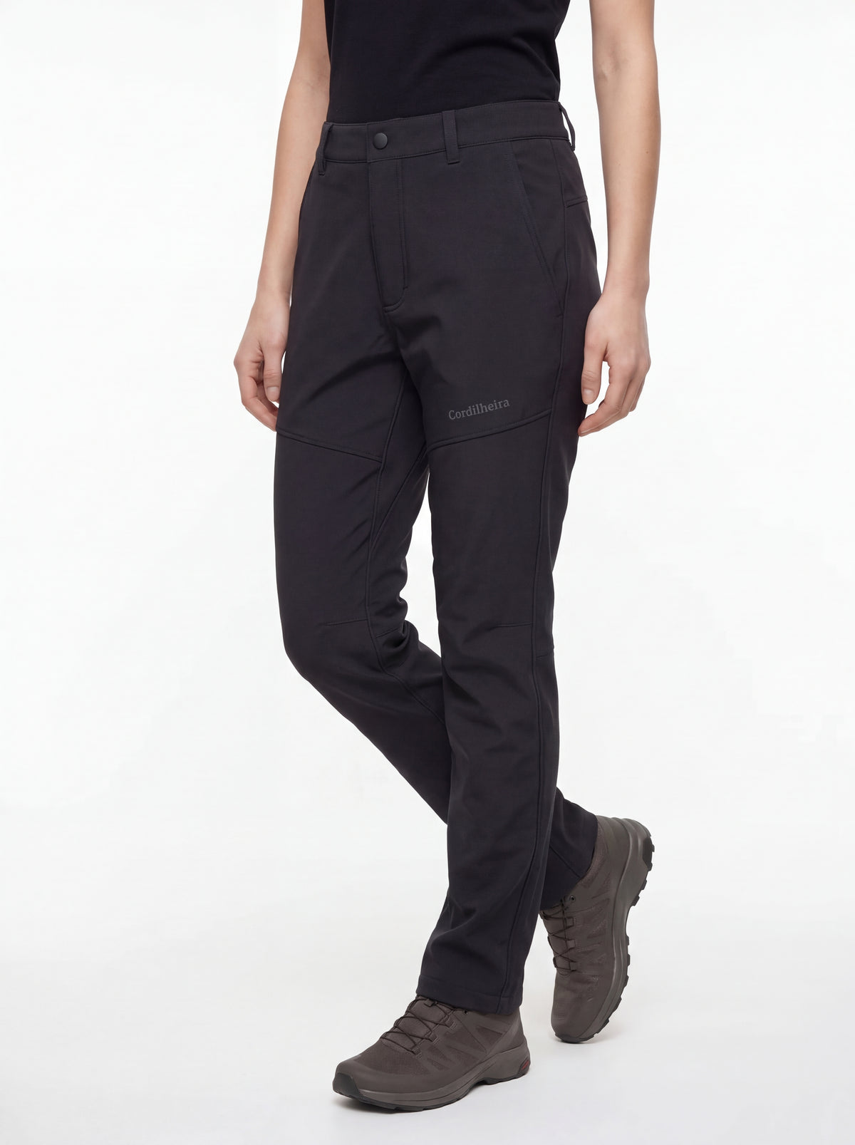 Modelo usando Calça Cordilheira Hiking Impermeável Feminina em composição de trekking, Roupa da Marca Cordilheira com Boa qualidade, resistência e proteção Confiável para trilhas e aventuras ao ar livre.