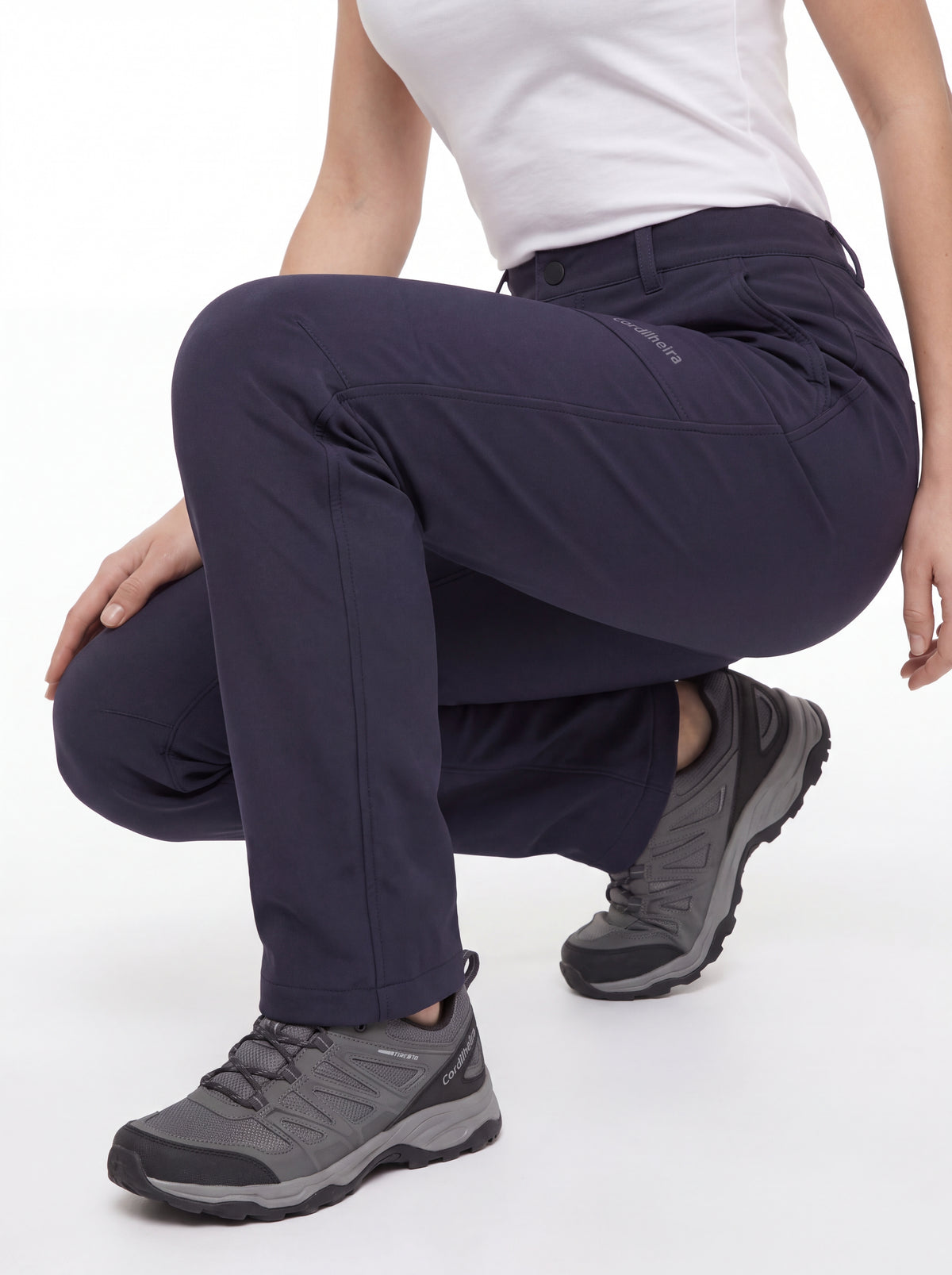 Modelo posando com Calça Cordilheira Hiking Impermeável Feminina, Roupa da Marca Cordilheira com Boa qualidade, resistência e proteção Confiável para hiking, trilhas e trekking.