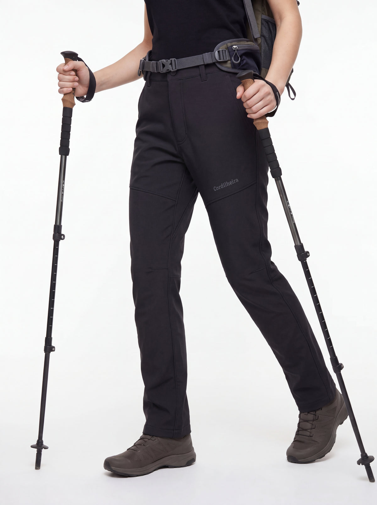Modelo usando equipamento de trekking com Calça Cordilheira Hiking Impermeável Feminina, Roupa da Marca Cordilheira com Boa resistência e proteção Confiável para trilhas e esportes ao ar livre.