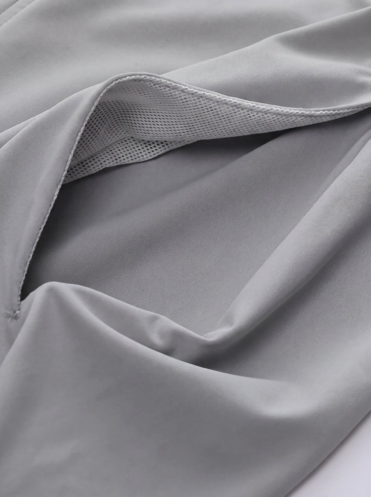 Modelo em ensaio esportivo com Roupa Corta-Vento Cordilheira Solar UV50+ Feminina da Marca Cordilheira, com Boa qualidade e proteção Confiável para dias de sol e atividades outdoor.