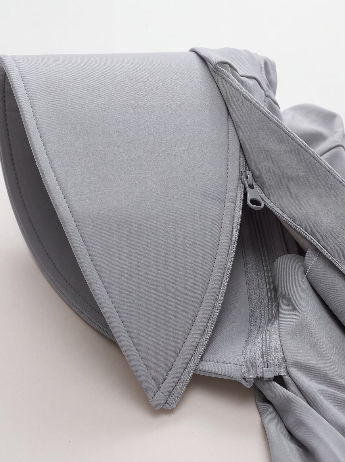 Modelo em pose ativa usando Roupa Corta-Vento Cordilheira Solar UV50+ Feminina da Marca Cordilheira, com Boa resistência, conforto e proteção Confiável para esporte ao ar livre.