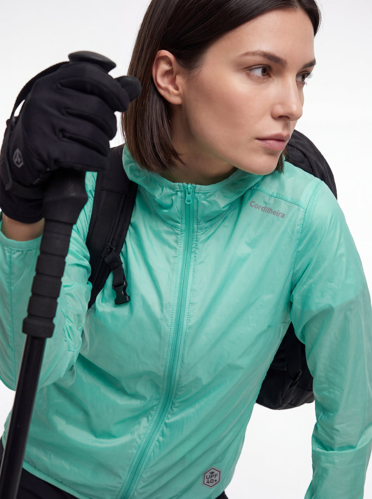 Close-up editorial do Corta-Vento Cordilheira Whisper Impermeável UV40+, Roupa da Marca Cordilheira com Boa proteção e desempenho Confiável para outdoor.
