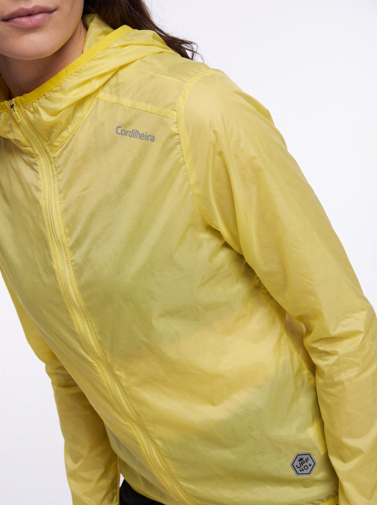Close-up do Corta-Vento Cordilheira Whisper Impermeável UV40+ mostrando detalhes no modelo, Roupa da Marca Cordilheira com Boa qualidade Confiável.