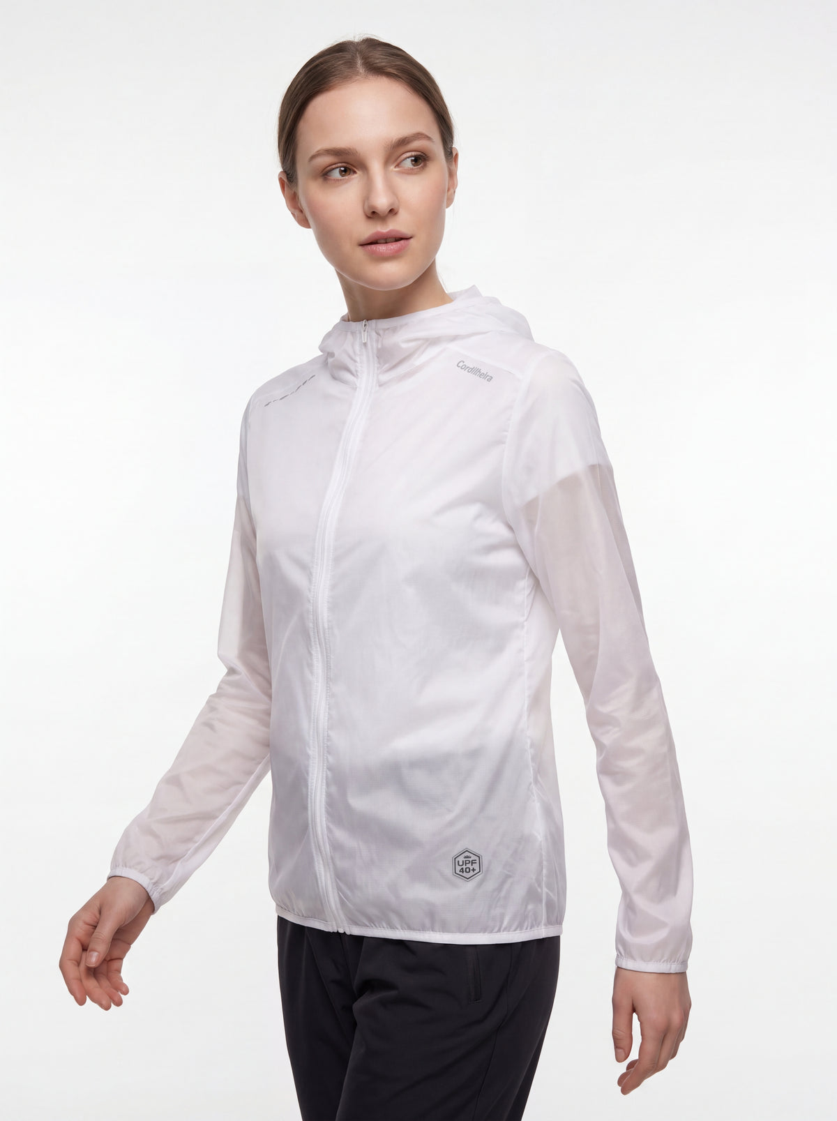 Detalhes precisos do Corta-Vento Cordilheira Whisper Impermeável UV40+, Roupa da Marca Cordilheira com Boa modelagem e acabamento Confiável.