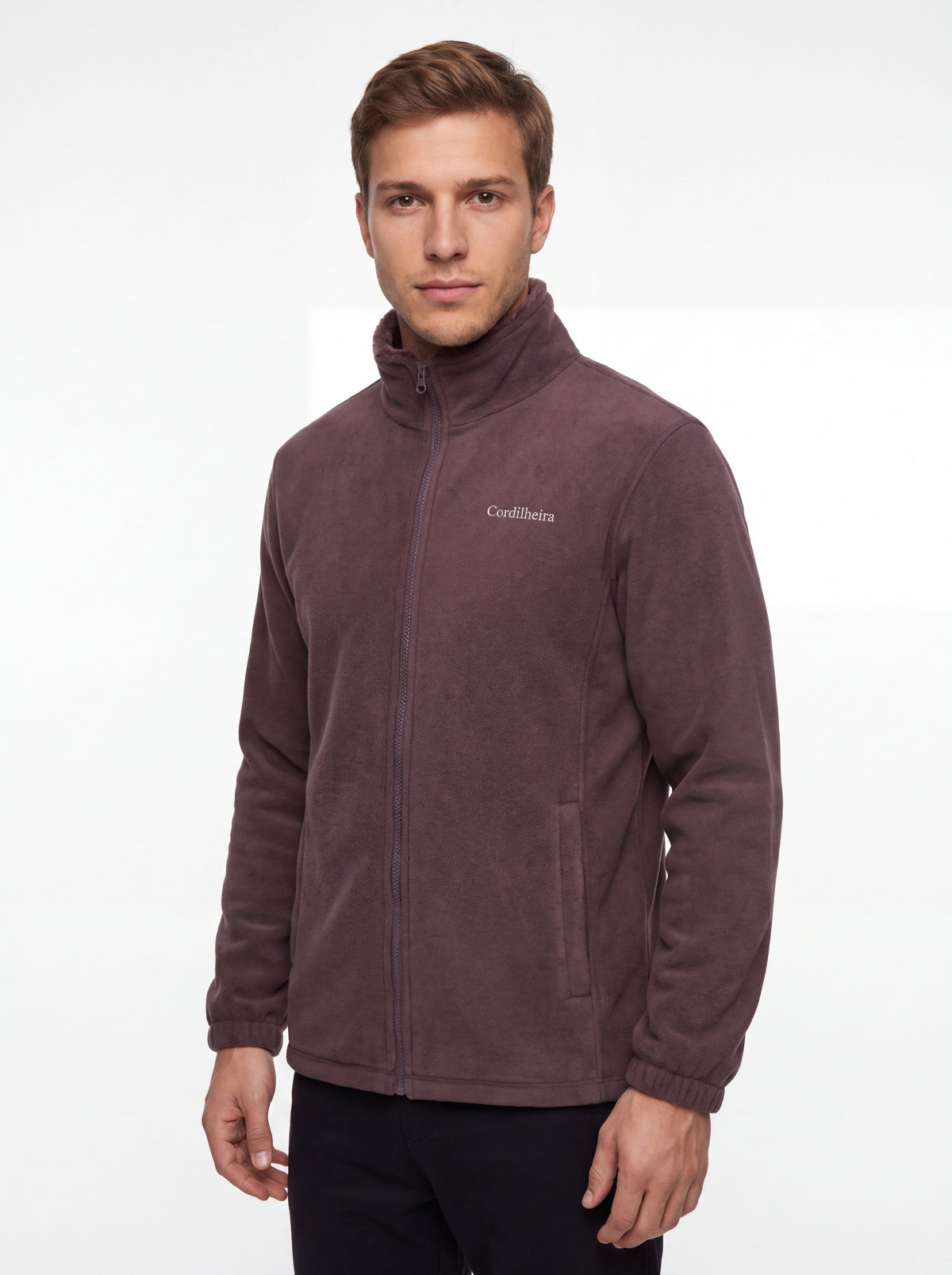 Modelo usando Fleece Cordilheira Coats branco da Marca Cordilheira em fundo branco, Roupa de Boa qualidade e uso Confiável para frio.