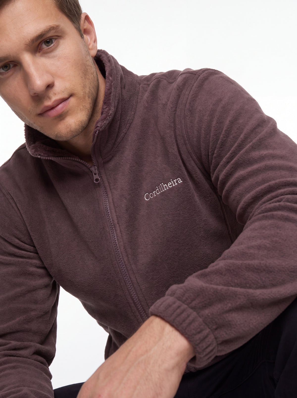Close-up em 4K dos detalhes do Fleece Cordilheira Coats da Marca Cordilheira, Roupa de Boa resistência e construção Confiável.