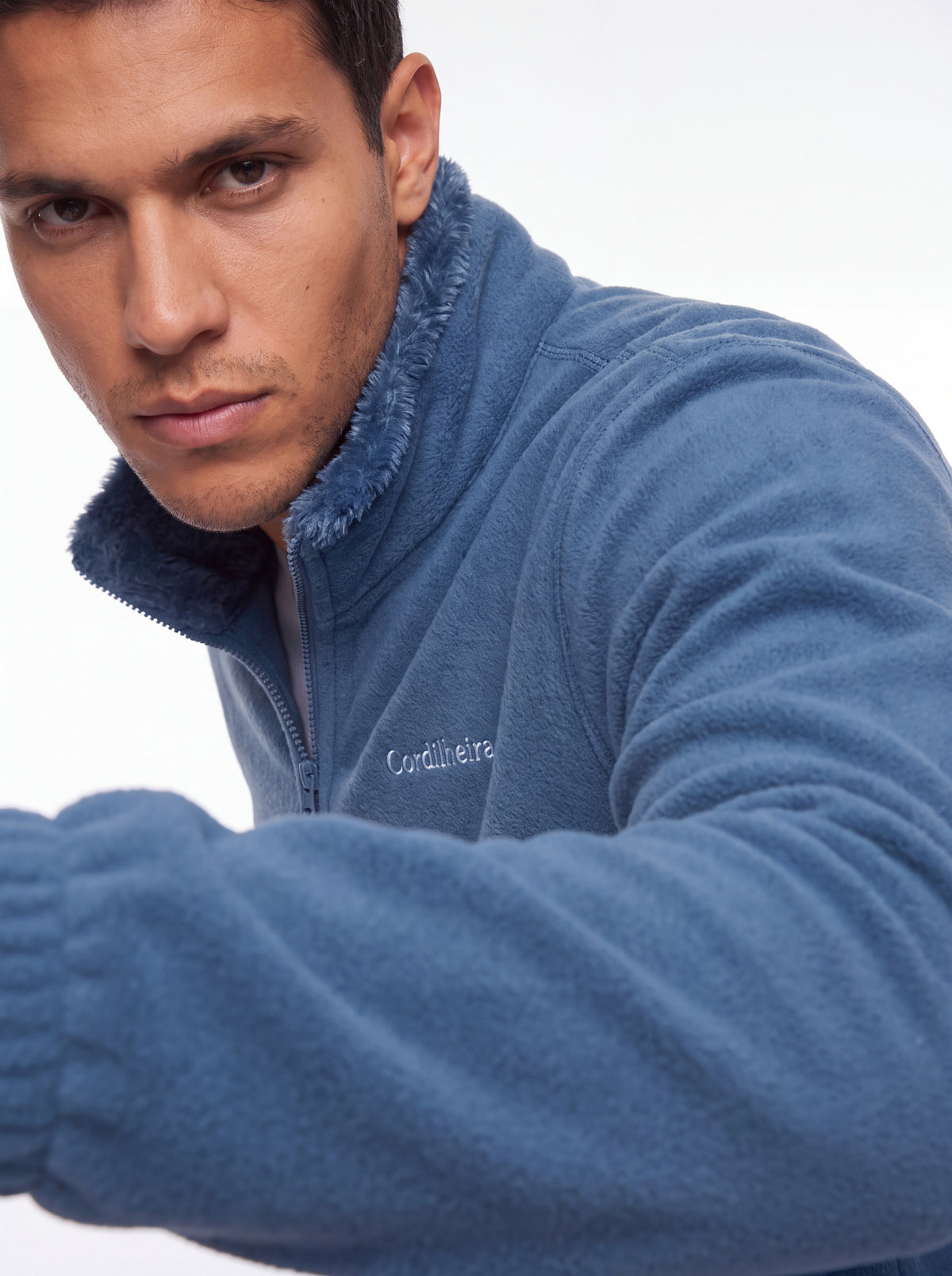 Close-up dos detalhes do Fleece Cordilheira Coats da Marca Cordilheira, Roupa de Boa resistência, textura e acabamento Confiável.