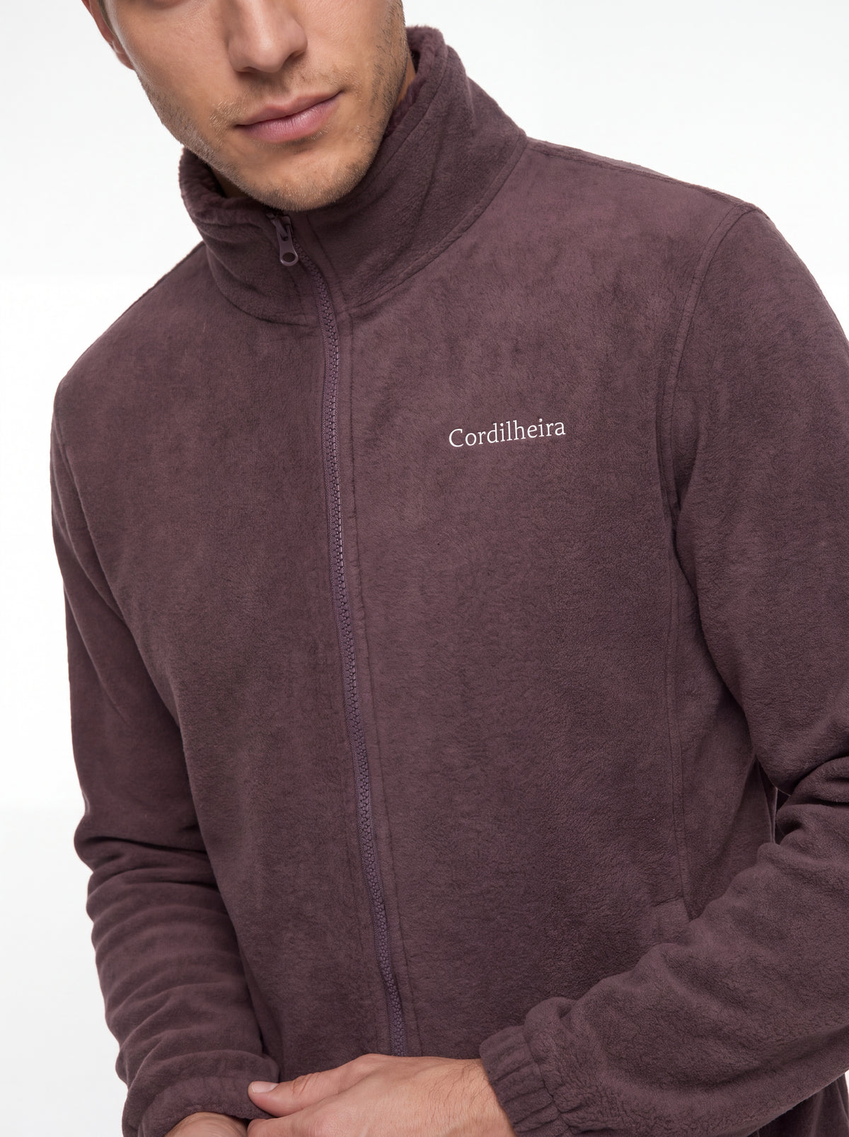 Close-up do modelo com Fleece Cordilheira Coats da Marca Cordilheira, Roupa com Boa qualidade e acabamento Confiável para frio.