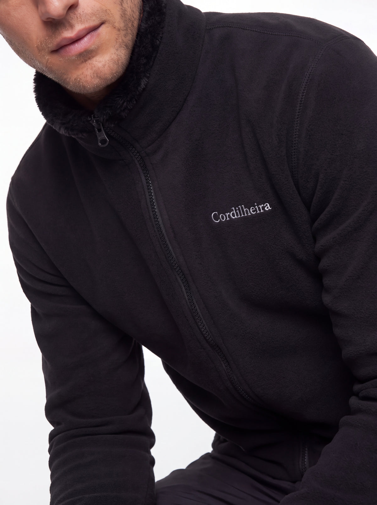 Close-up inclinado do Fleece Cordilheira Coats da Marca Cordilheira, Roupa com Boa qualidade e uso Confiável para frio e outdoor.