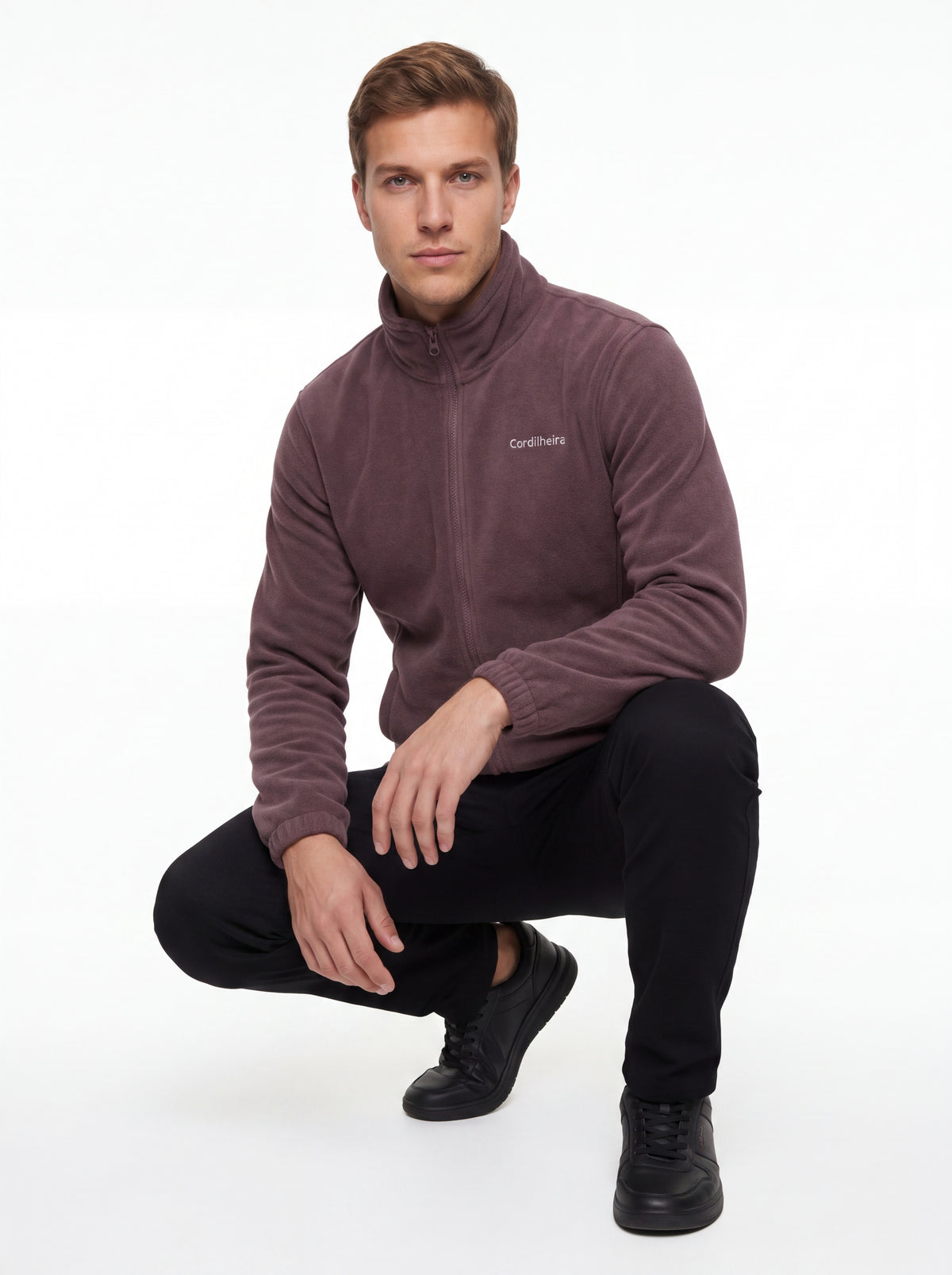 Modelo em pose outdoor de corpo inteiro com Fleece Cordilheira Coats da Marca Cordilheira, Roupa de Boa qualidade e uso Confiável em viagem.