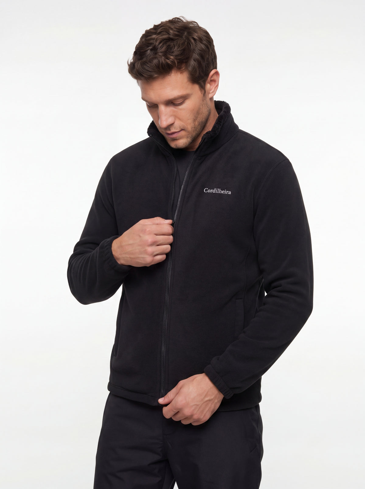 Modelo interagindo com logo do Fleece Cordilheira Coats da Marca Cordilheira, Roupa de Boa resistência e conforto Confiável.