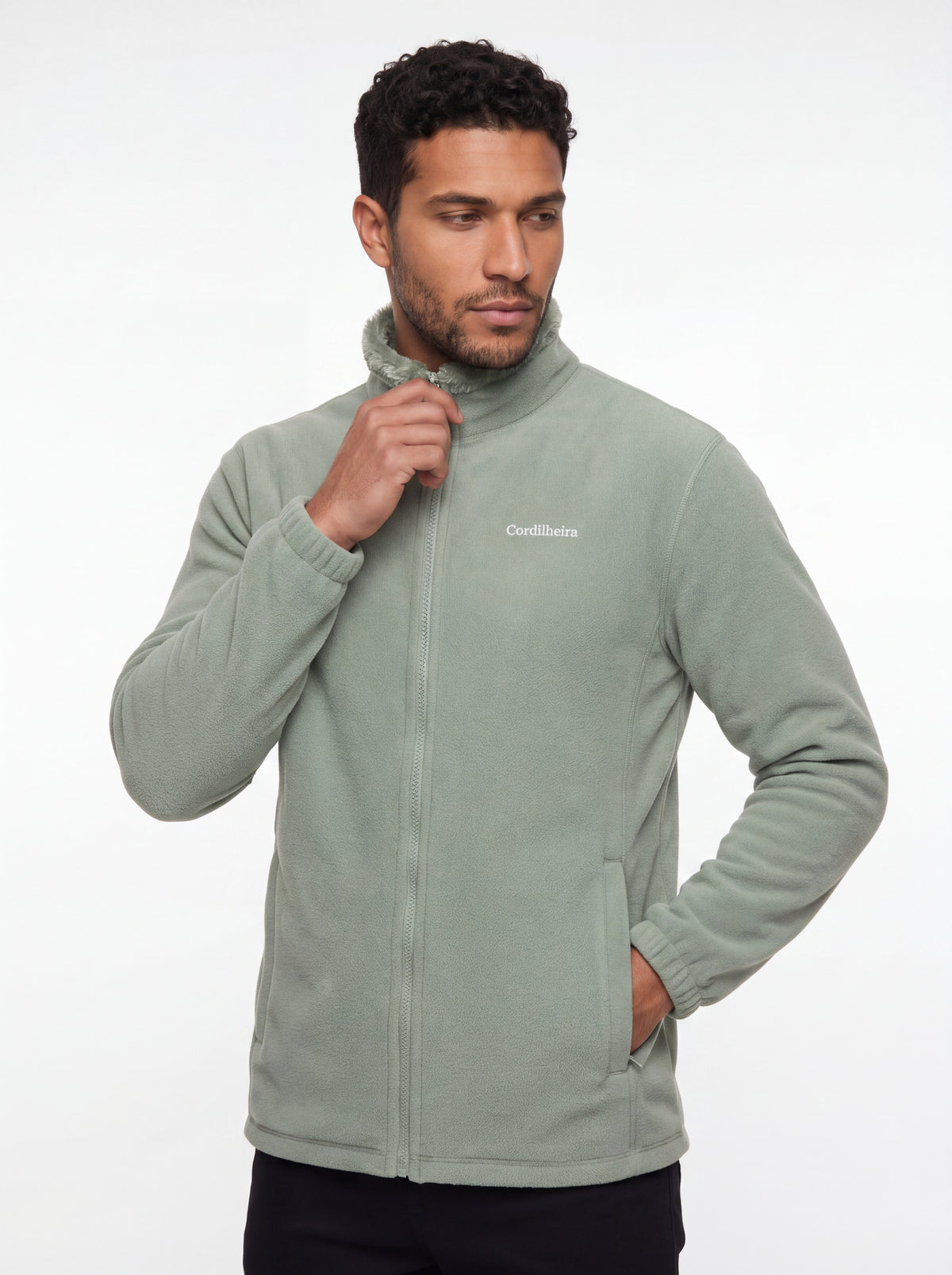Modelo interagindo com Fleece Cordilheira Coats da Marca Cordilheira, Roupa de Boa qualidade e uso Confiável para inverno e viagem.