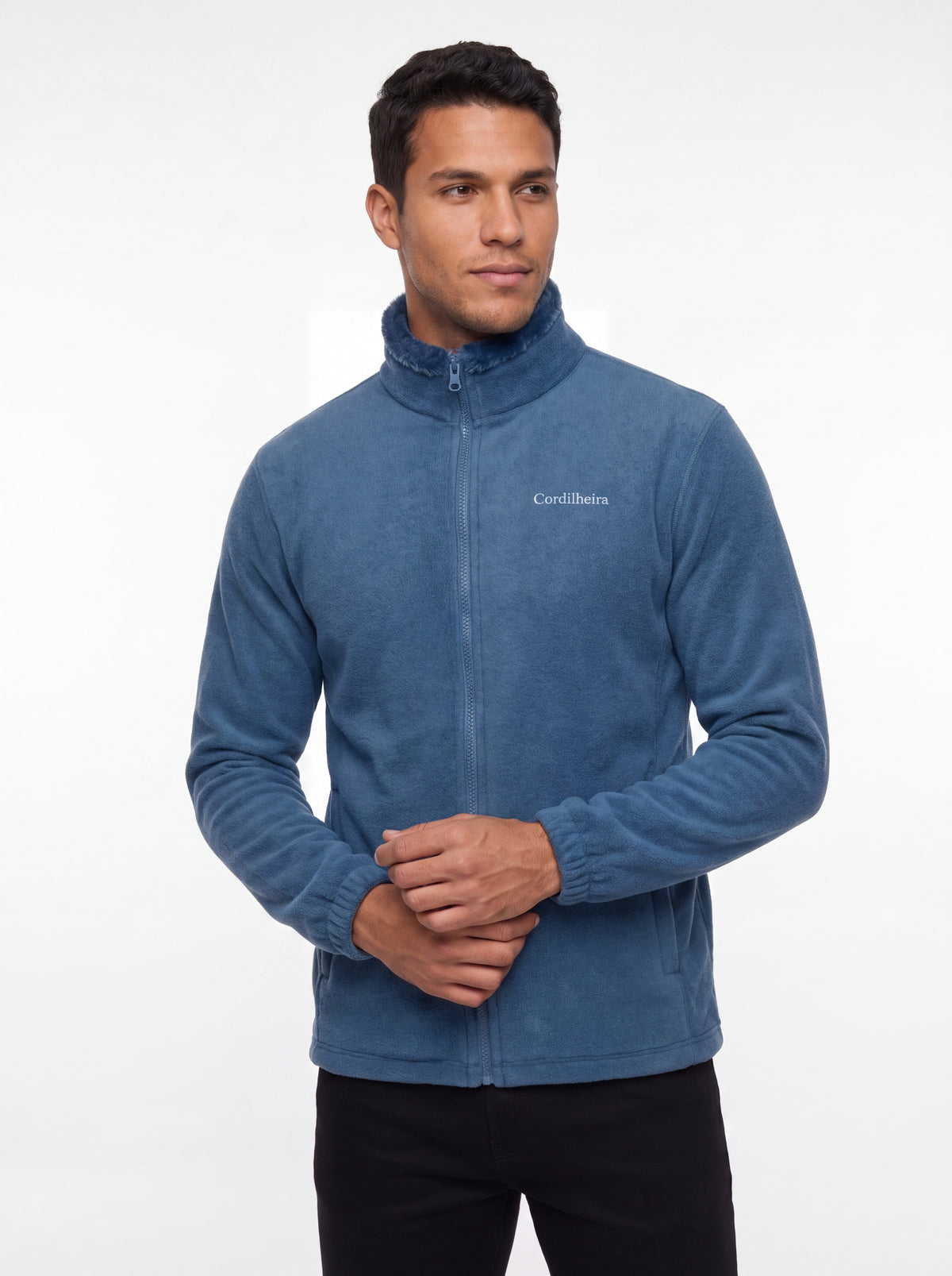Modelo usando Fleece Cordilheira Coats da Marca Cordilheira com logo e detalhes, Roupa de Boa resistência e acabamento Confiável.
