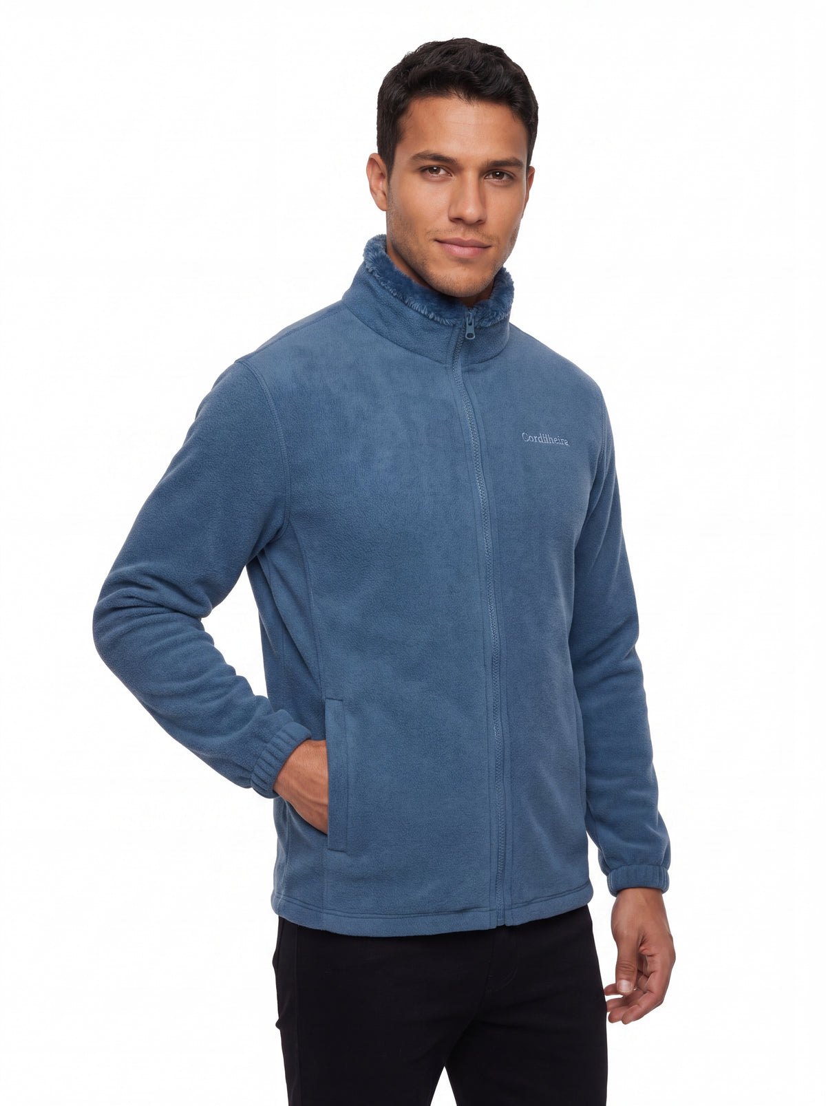 Modelo mantendo pose com logo no Fleece Cordilheira Coats da Marca Cordilheira, Roupa de Boa qualidade e visual Confiável.