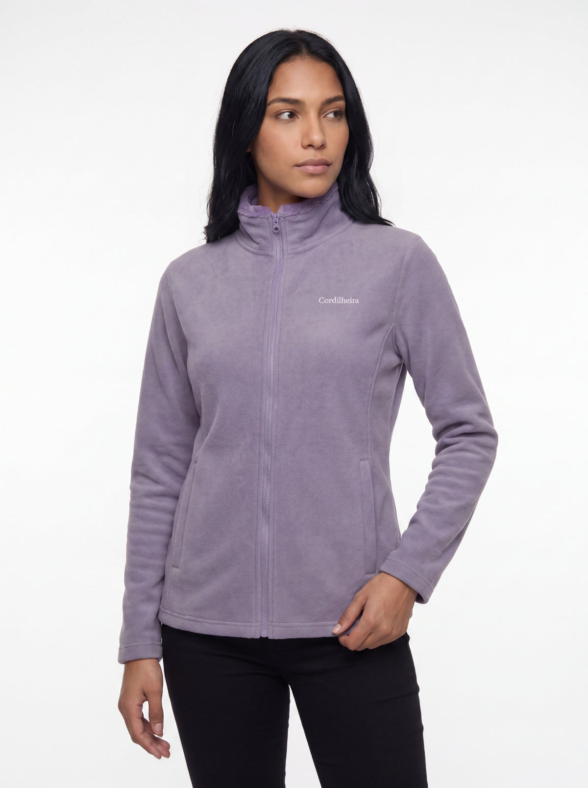 Modelo sério em fundo branco usando Fleece Cordilheira Coats da Marca Cordilheira, Roupa de Boa resistência e visual Confiável.