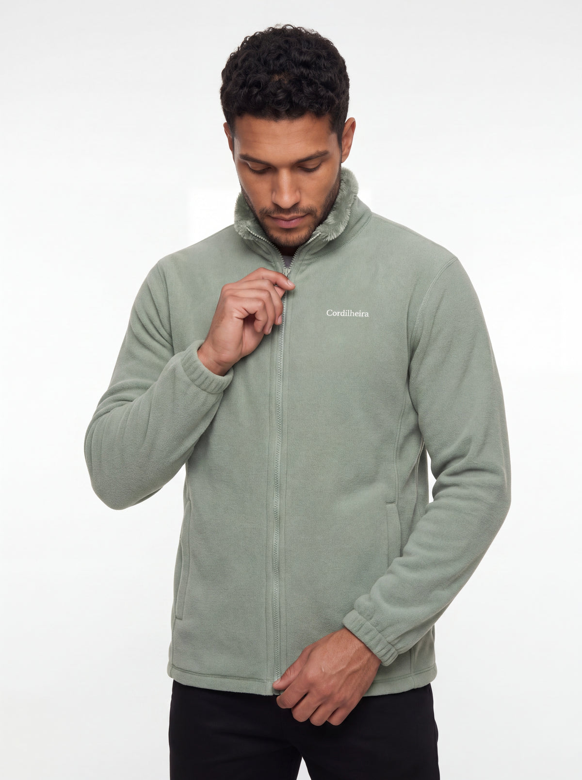 Modelo em pose com Fleece Cordilheira Coats da Marca Cordilheira, Roupa de Boa qualidade e proteção Confiável para frio leve.