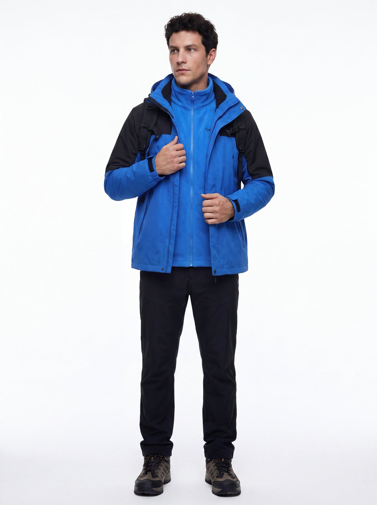 Modelo abrindo a Jaqueta 3 em 1 Cordilheira Outlander, Roupa da Marca Cordilheira com Boa versatilidade, proteção e uso Confiável.