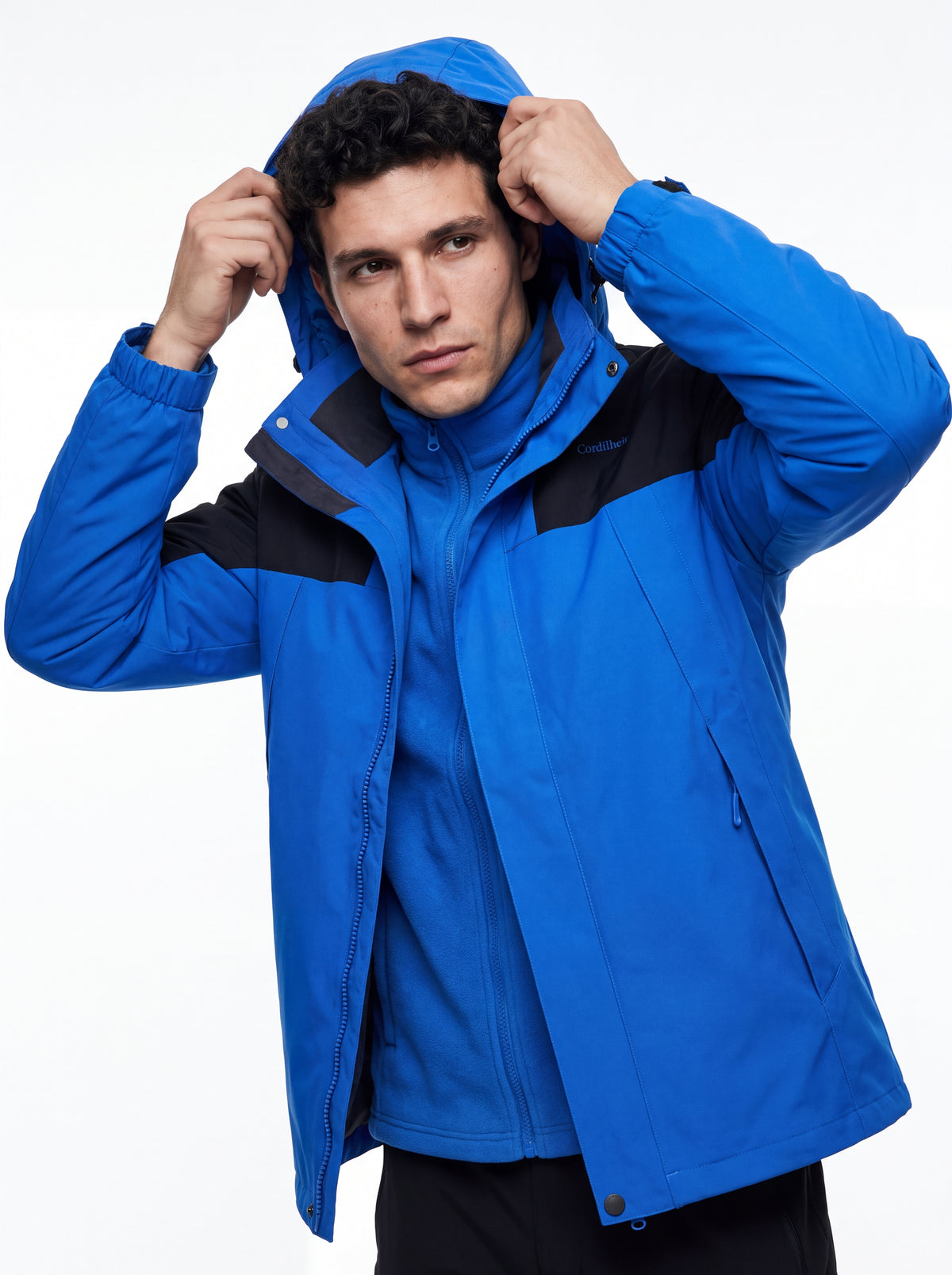 Modelo vestindo capuz da Jaqueta 3 em 1 Cordilheira Outlander, Roupa da Marca Cordilheira com Boa qualidade e proteção Confiável para clima frio.