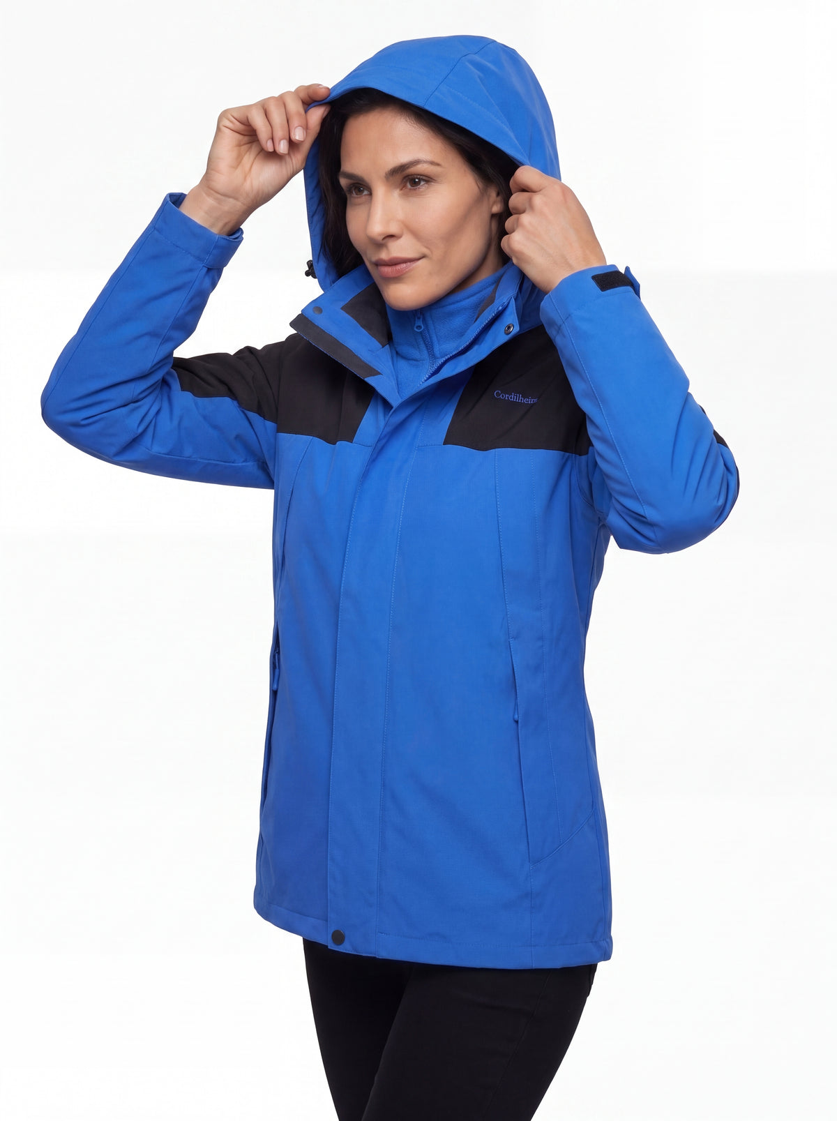 Modelo colocando capuz da Jaqueta 3 em 1 Cordilheira Outlander, Roupa da Marca Cordilheira com Boa proteção Confiável para vento, neve e frio.