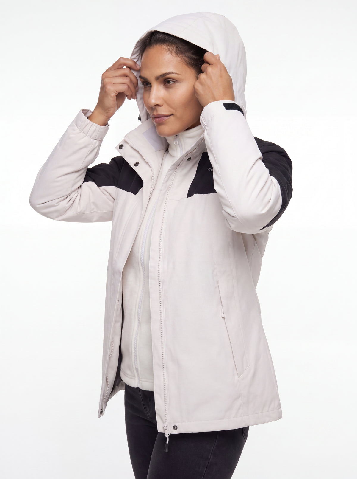 Modelo vestindo capuz da Jaqueta 3 em 1 Cordilheira Outlander em 4K, Roupa da Marca Cordilheira com Boa proteção e uso Confiável.
