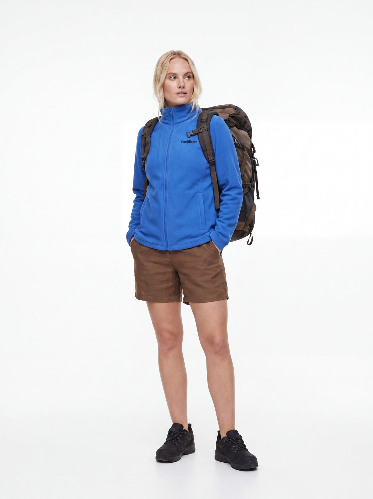 Edição com Roupa específica da Marca Cordilheira, destacando Jaqueta 3 em 1 Cordilheira Outlander com Boa resistência e uso Confiável.