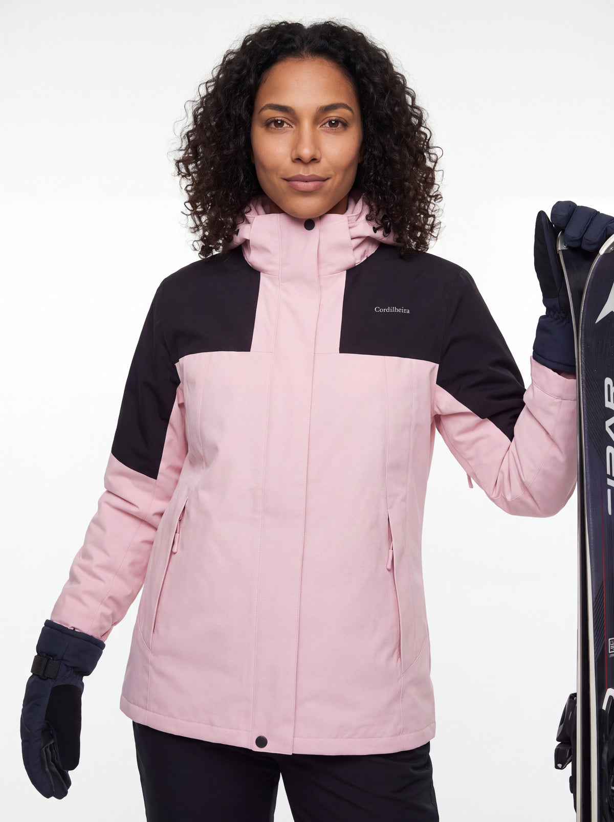 Modelo usando Jaqueta 3 em 1 Cordilheira Outlander com esquis, Roupa da Marca Cordilheira com Boa proteção Confiável para neve, vento e frio intenso.