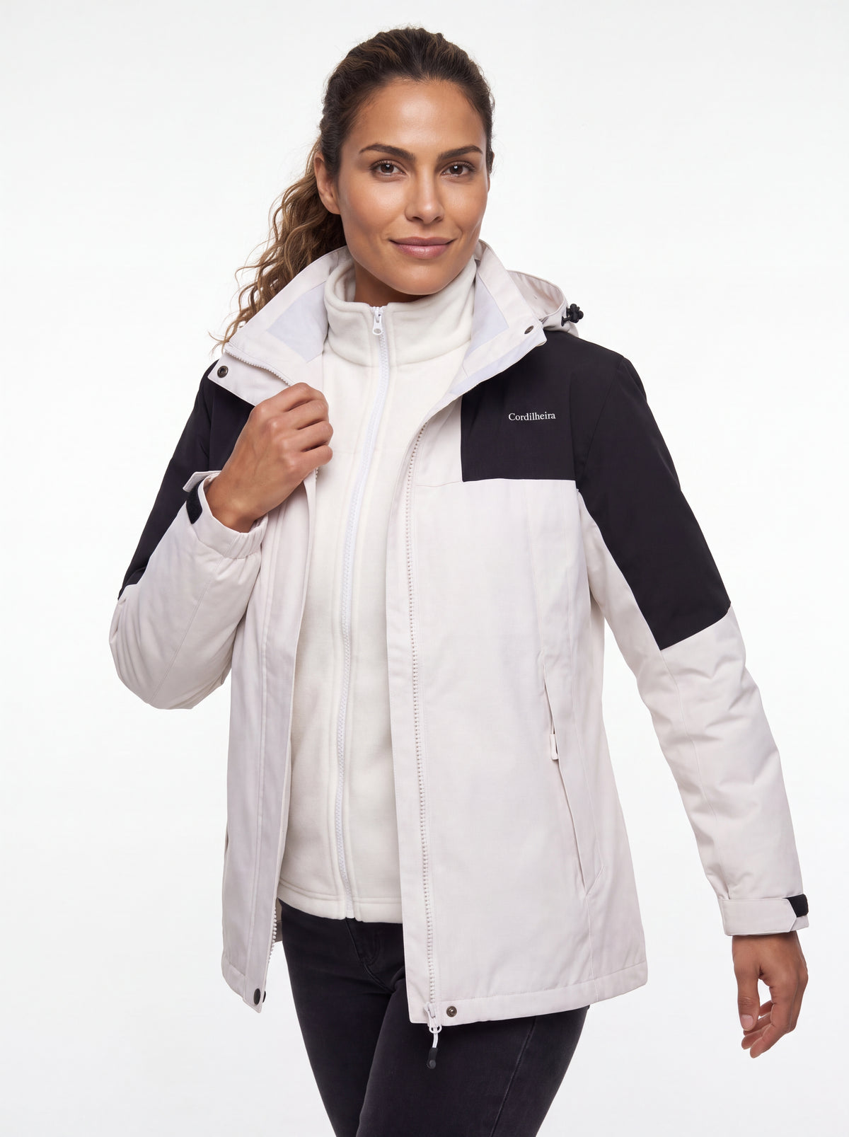 Modelo usando Jaqueta 3 em 1 Cordilheira Outlander em fundo branco, Roupa da Marca Cordilheira com Boa qualidade e apresentação Confiável.