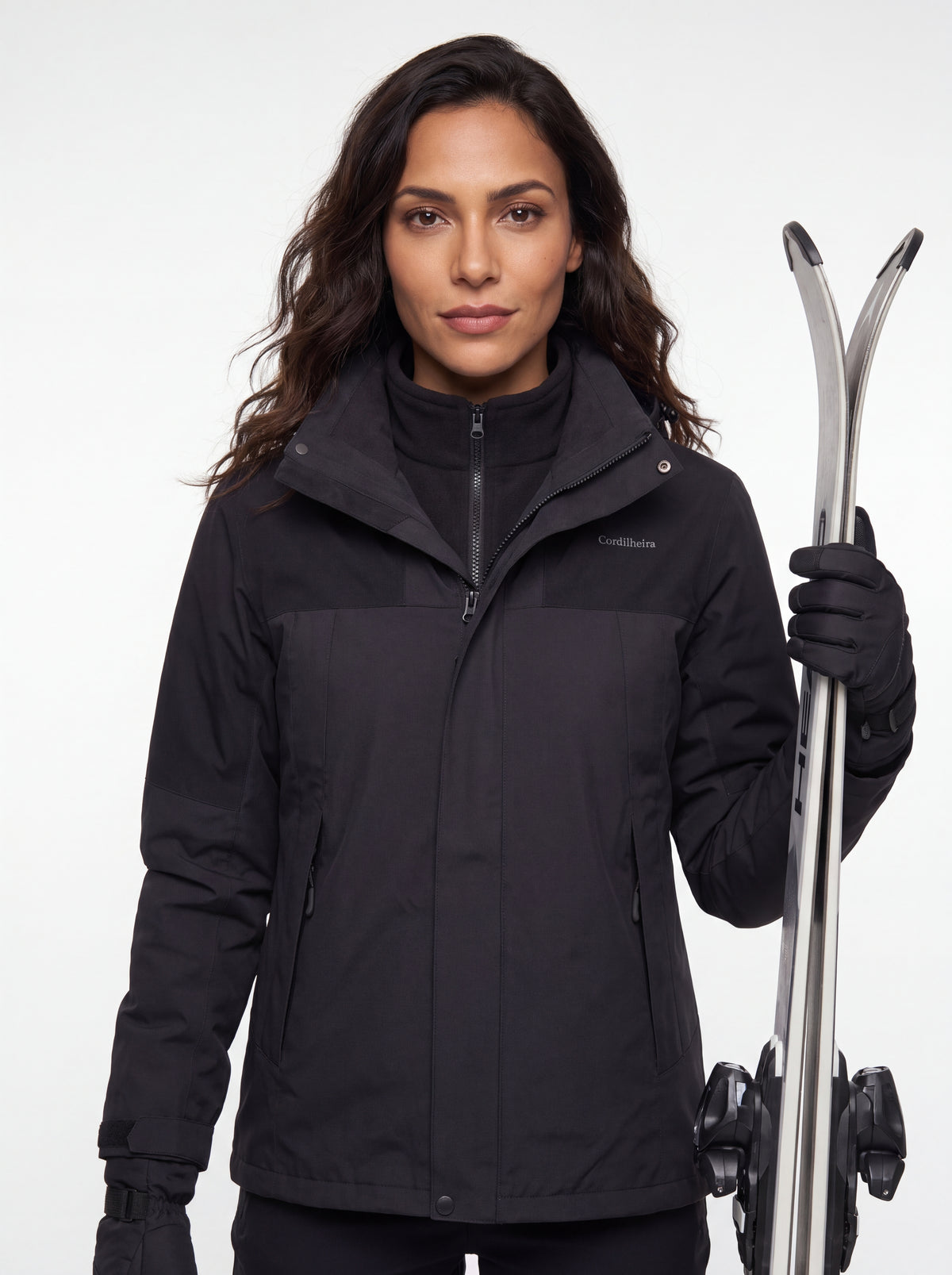Modelo usando Jaqueta 3 em 1 Cordilheira Outlander com esquis, Roupa da Marca Cordilheira com Boa proteção e desempenho Confiável para neve e esportes de inverno.
