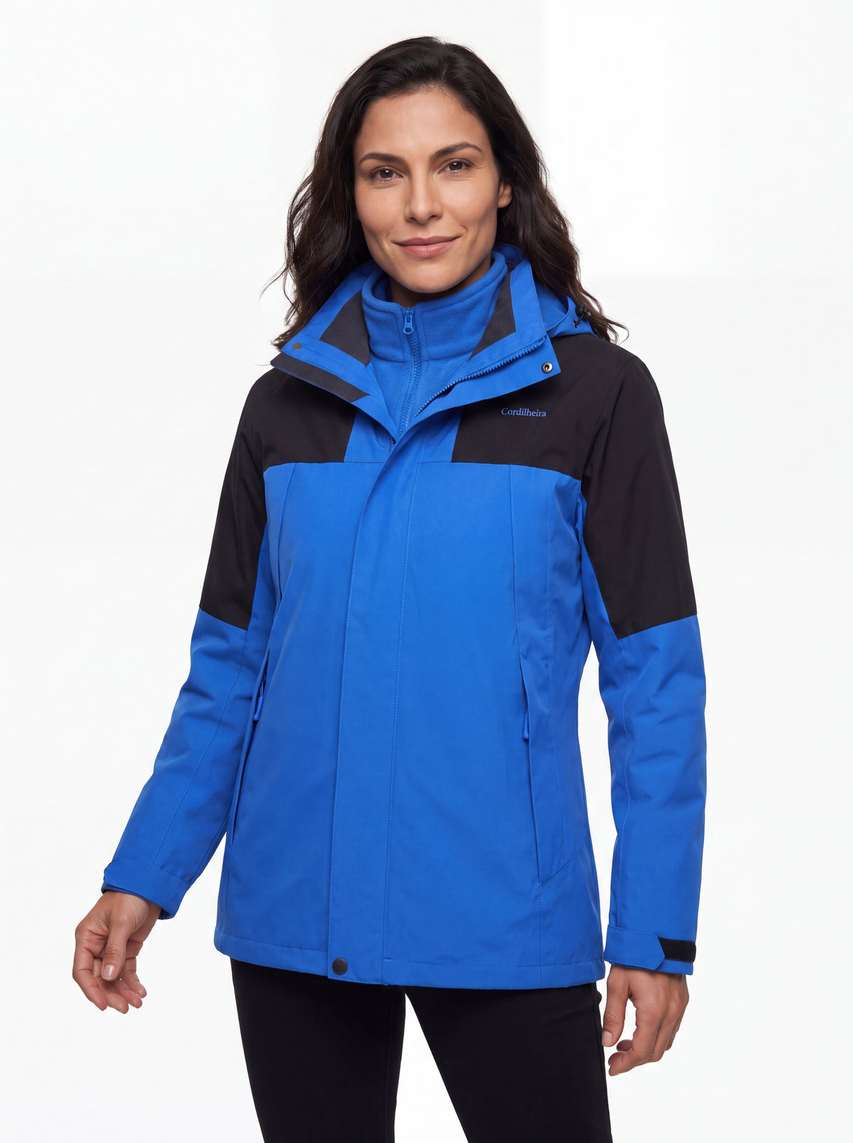 Modelo usando Jaqueta 3 em 1 Cordilheira Outlander com logo, Roupa da Marca Cordilheira com Boa qualidade e visual Confiável.