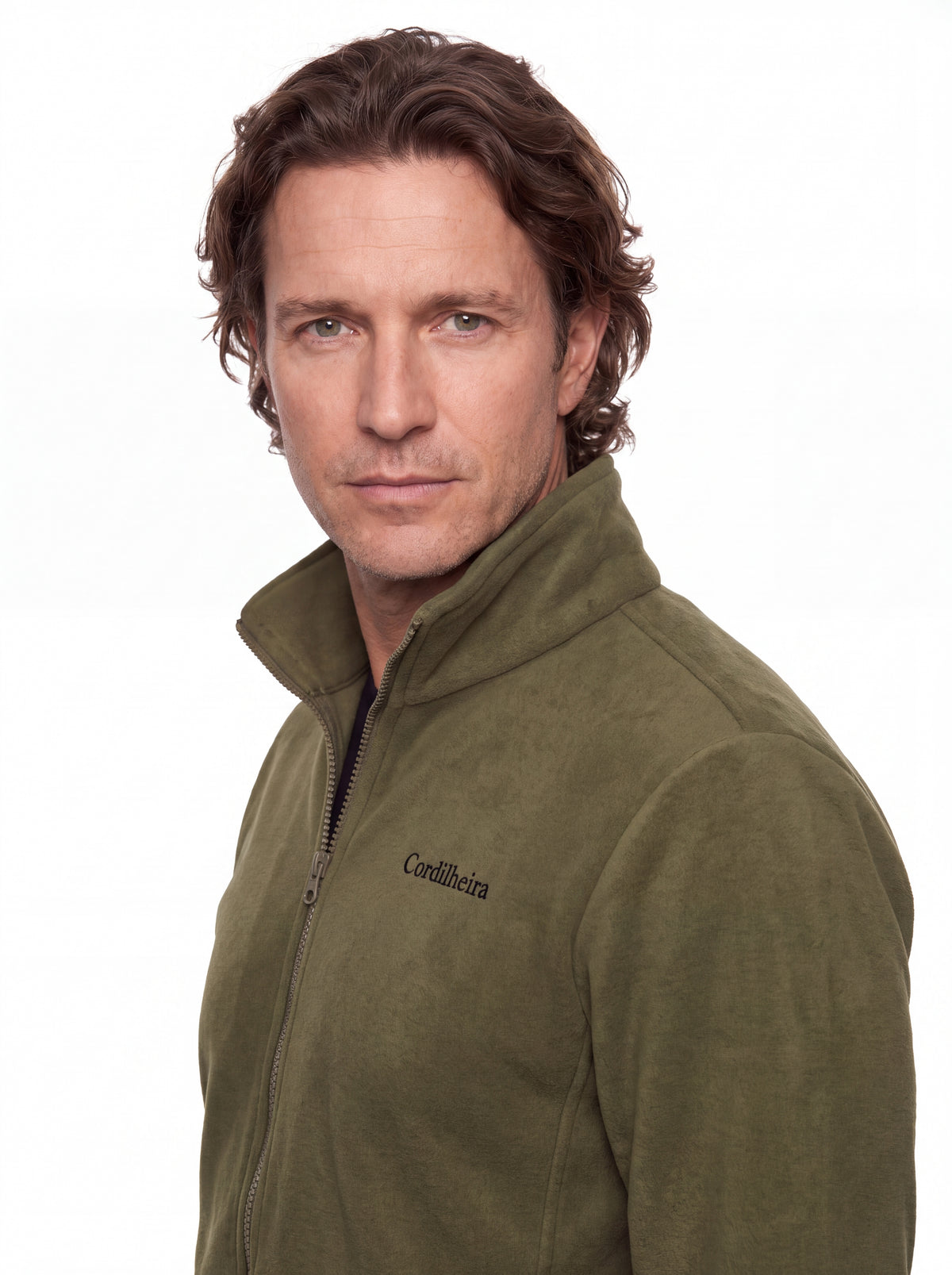 Modelo usando Jaqueta 3 em 1 Cordilheira Outlander com logo visível, Roupa da Marca Cordilheira com Boa qualidade e acabamento Confiável.